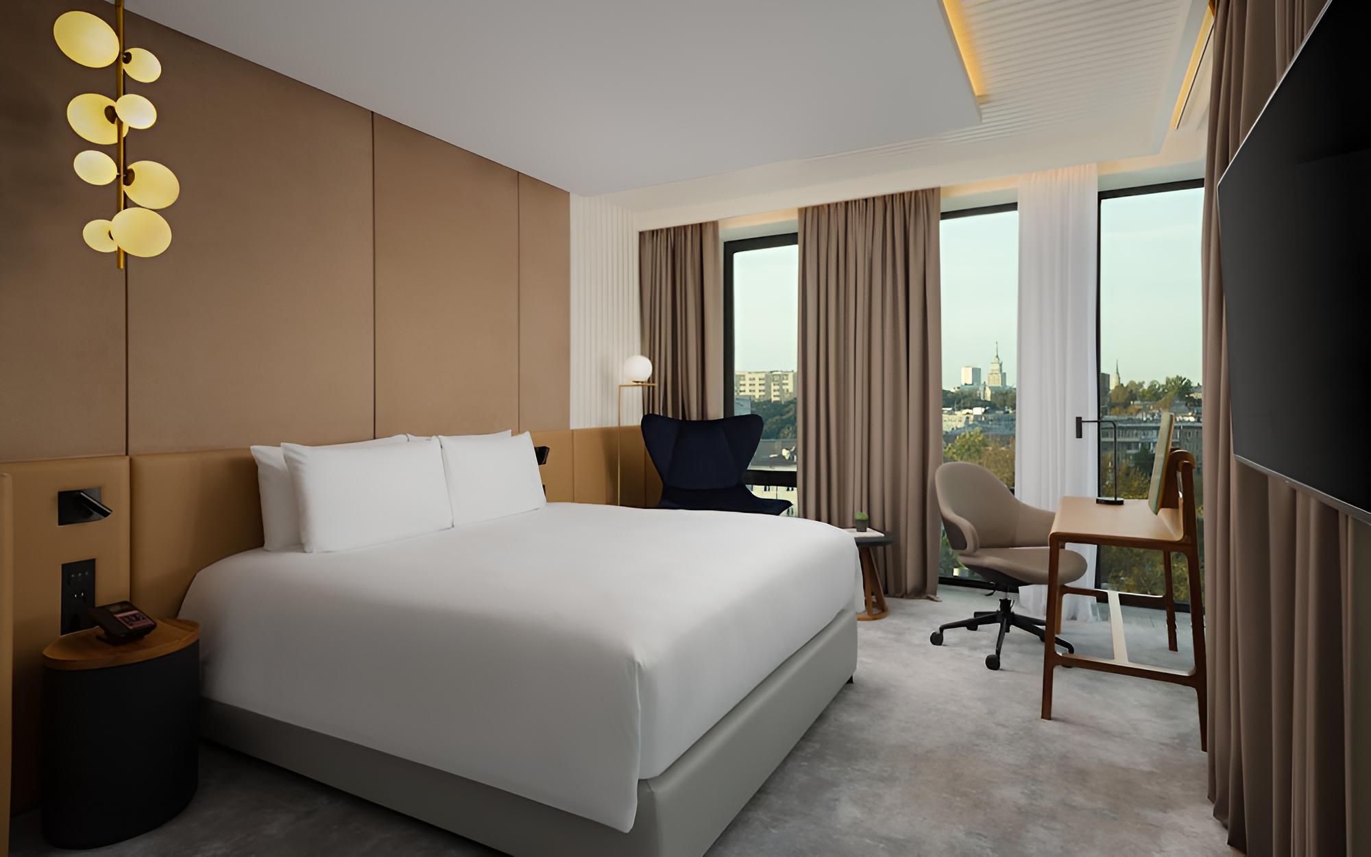 Executive Suite, 1 Queen Bed, City View