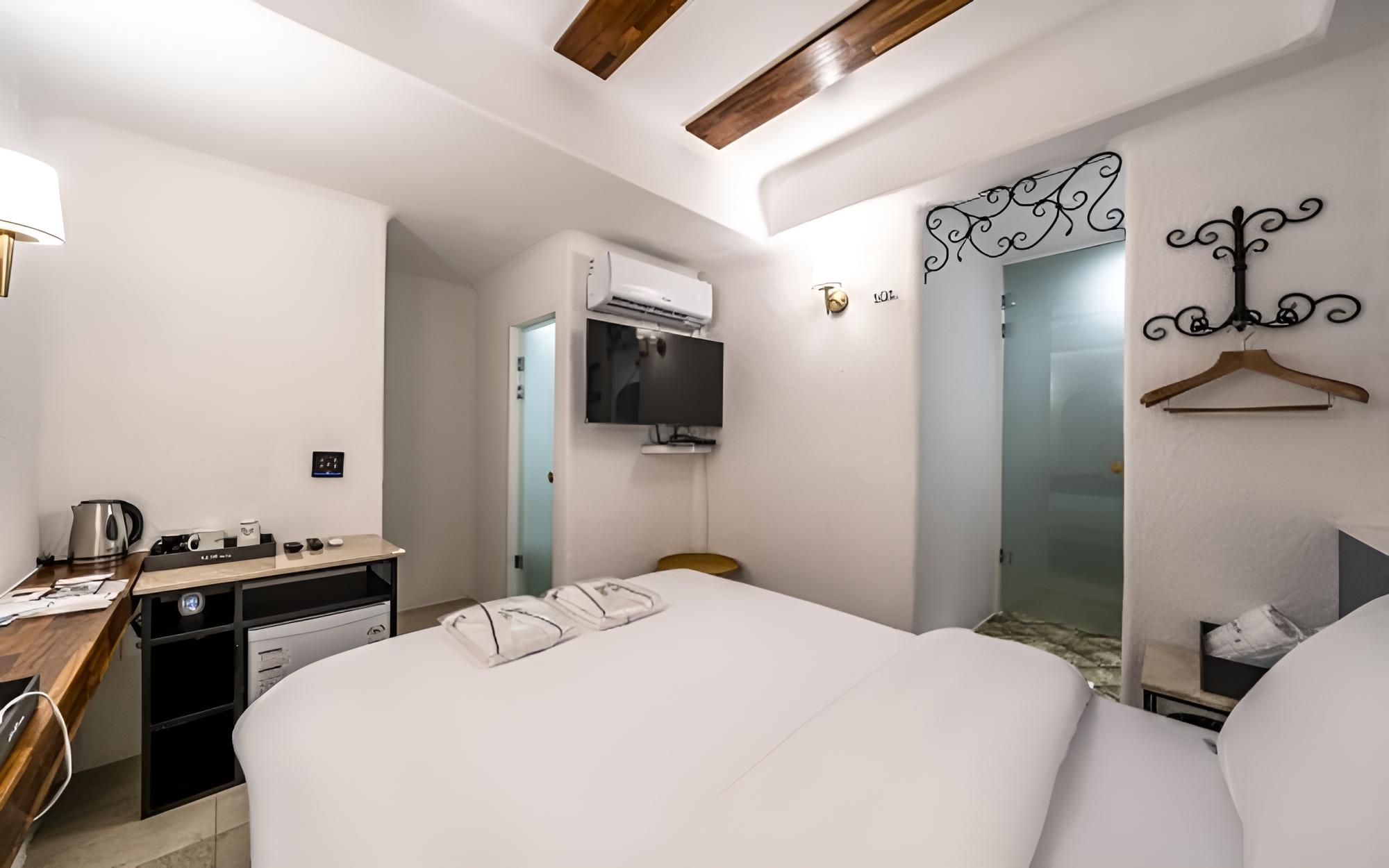 Room (Standard room (Netflix viewing is pos)