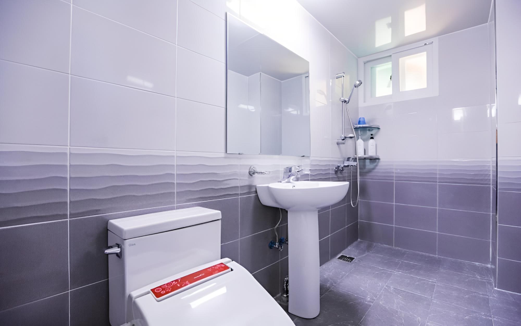 Room (2F Room 201 (Duplex))