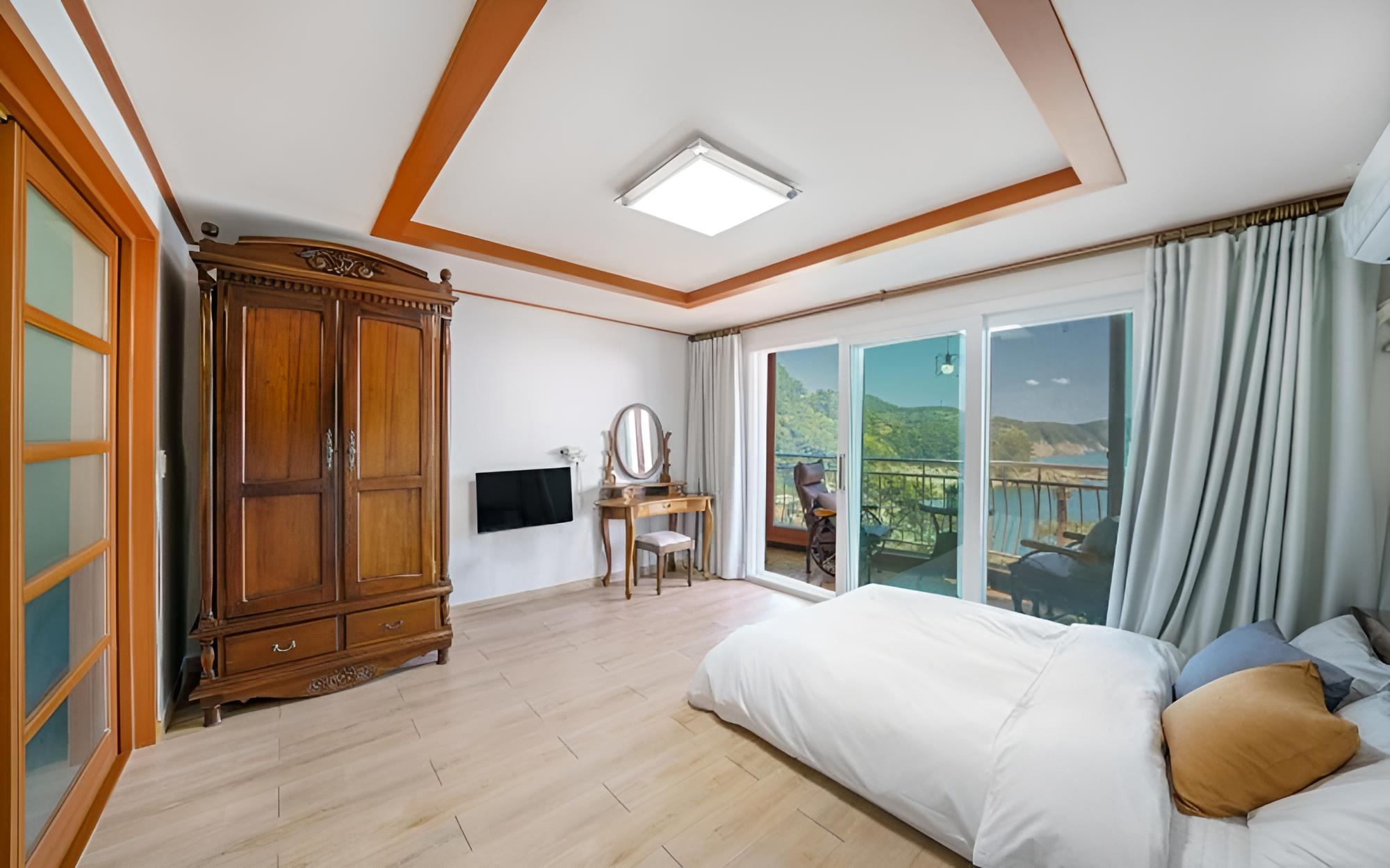 Room (Gold Building 202 (Ocean View))