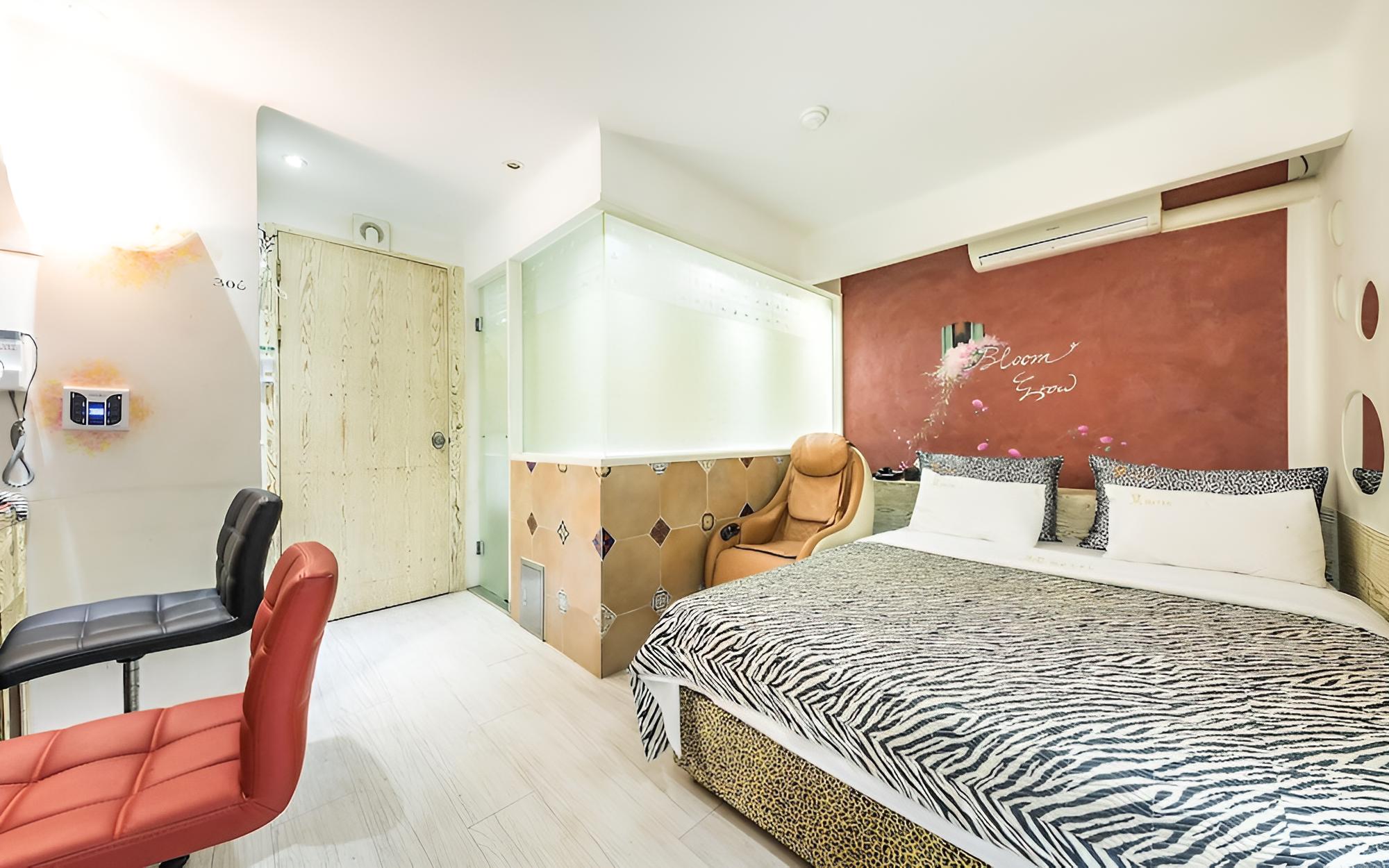 Room (Deluxe Room M+ 2PC (Netflix Wave Disn)