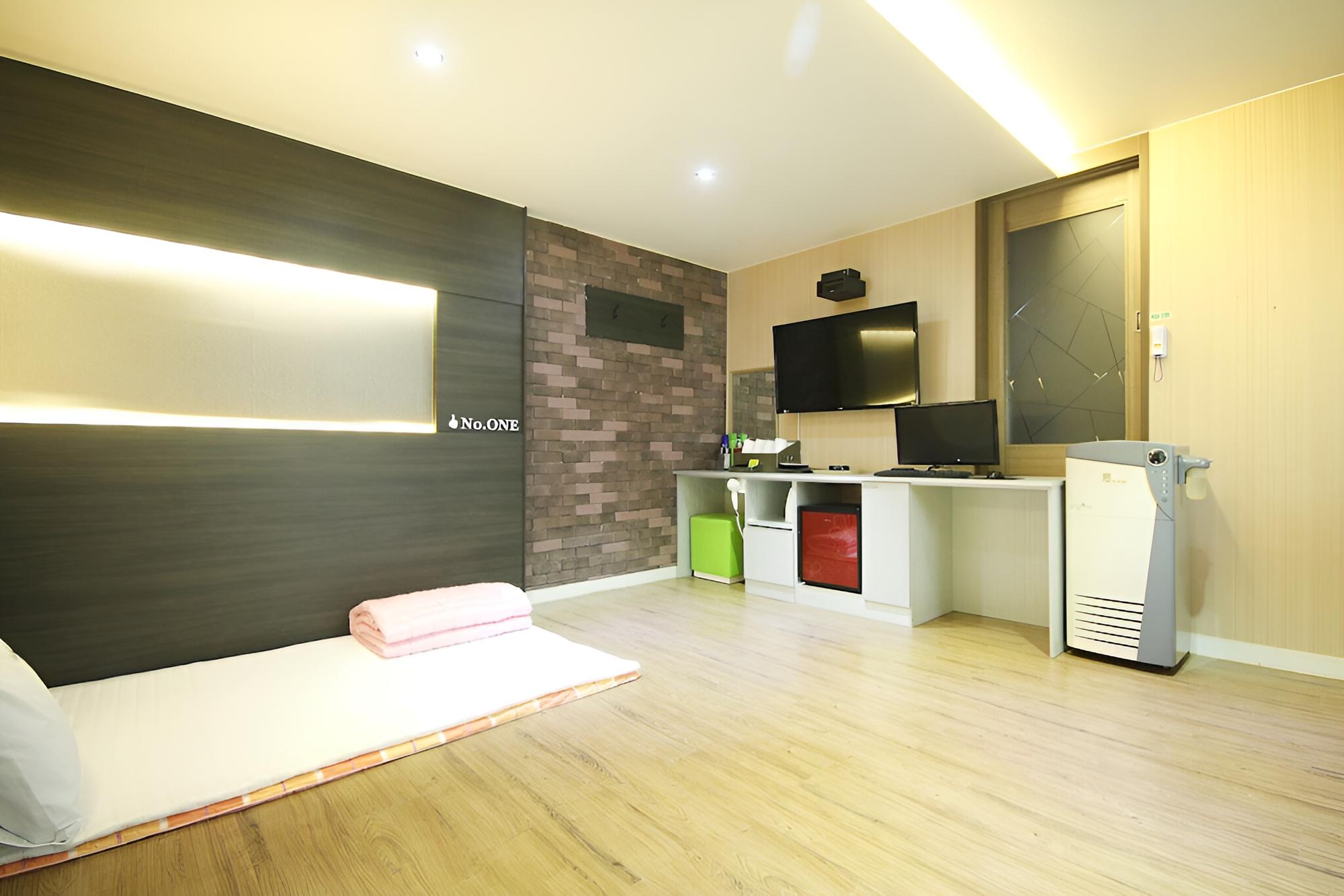 Room (Ondol (Korean style/free parking serv)