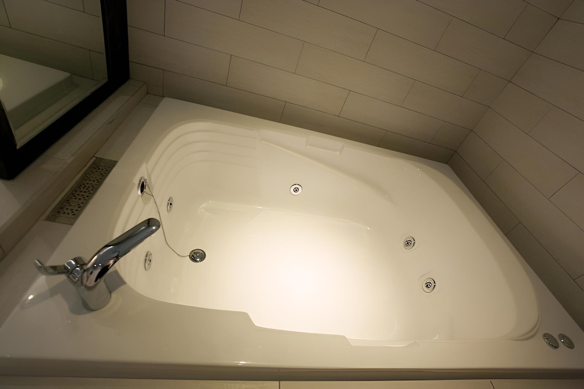 Room (Premium S (Netflix available Whirlpoo)