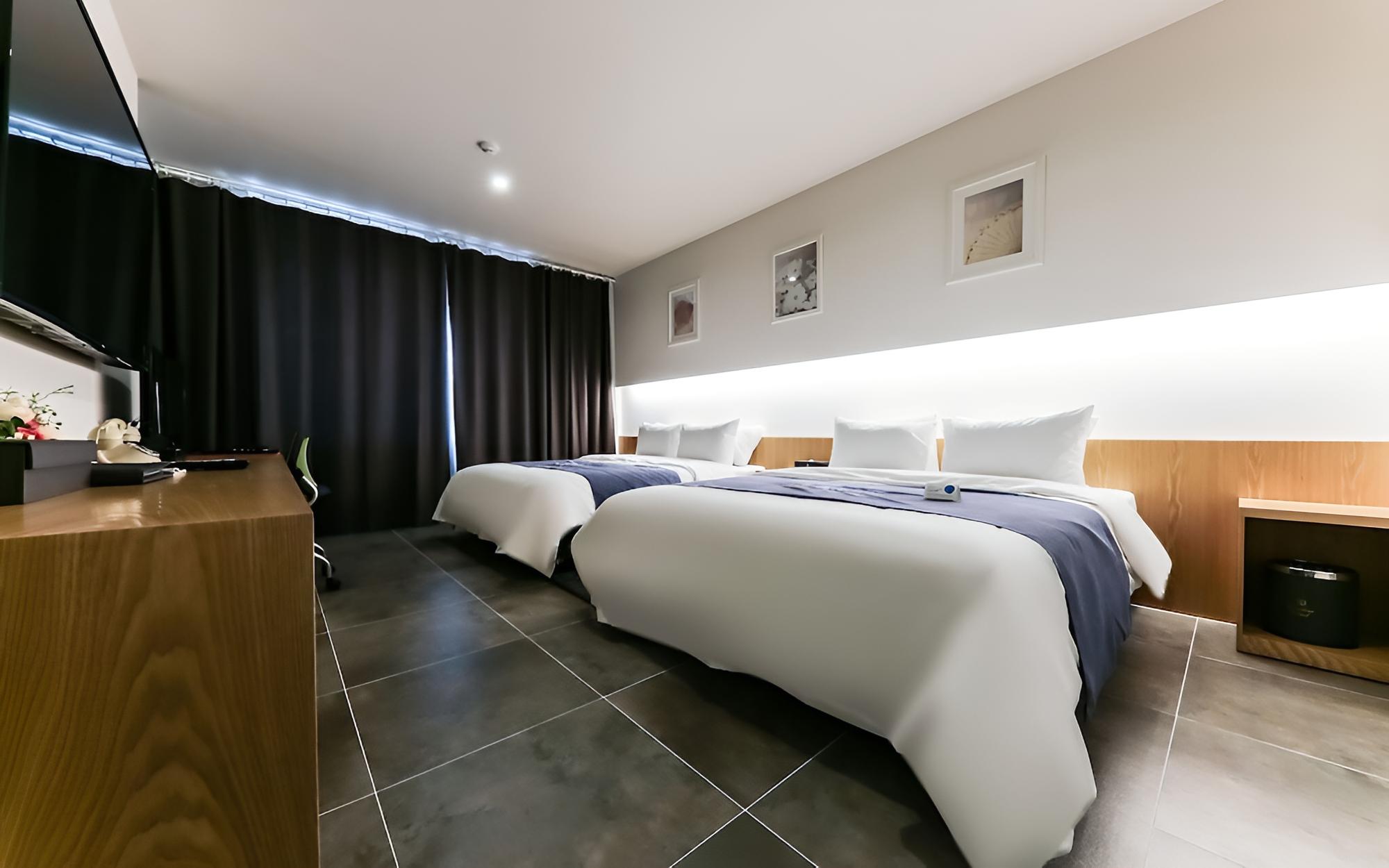 Room (Suite Party Room)