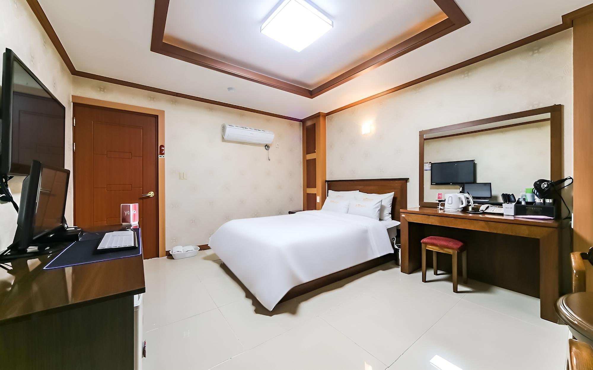 Room (Standard Room (MAX 2 Person Netflix/Y)