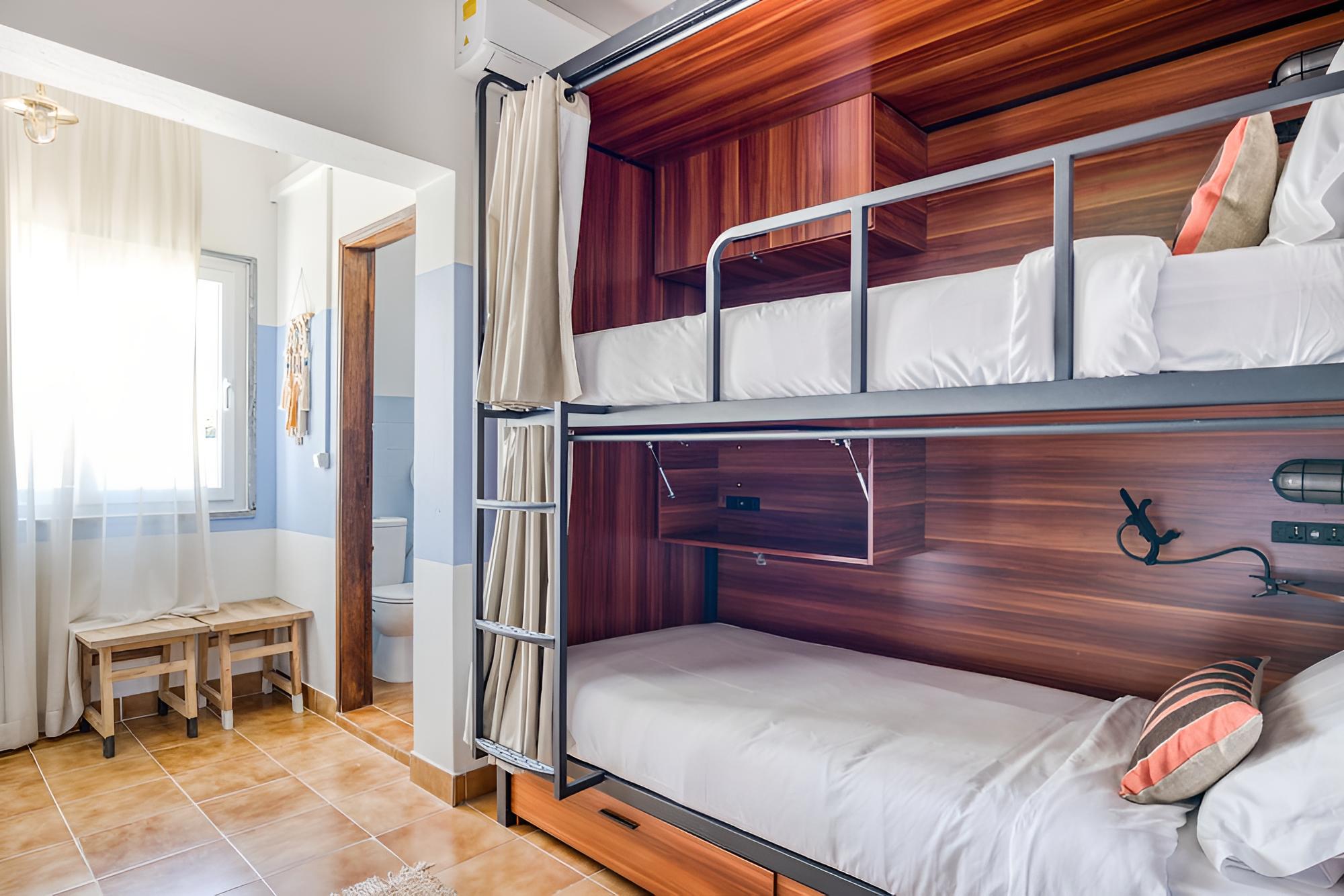 Bed in 4-Bed Female Dormitory Room photo 2