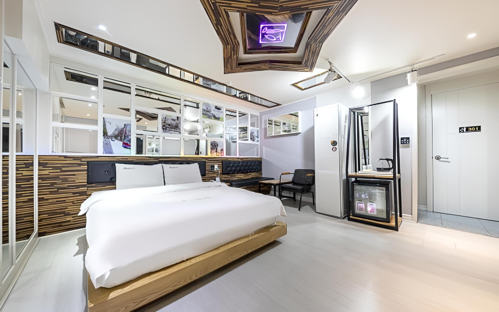 Room (Semi-private room (Netflix viewing st)