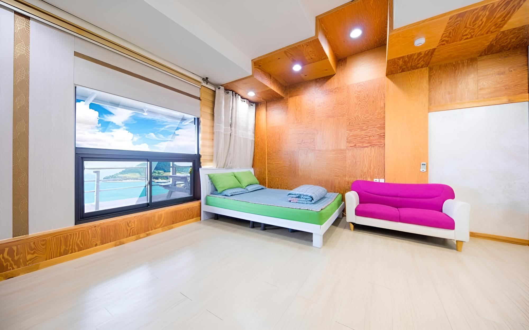 Room (Room 103)