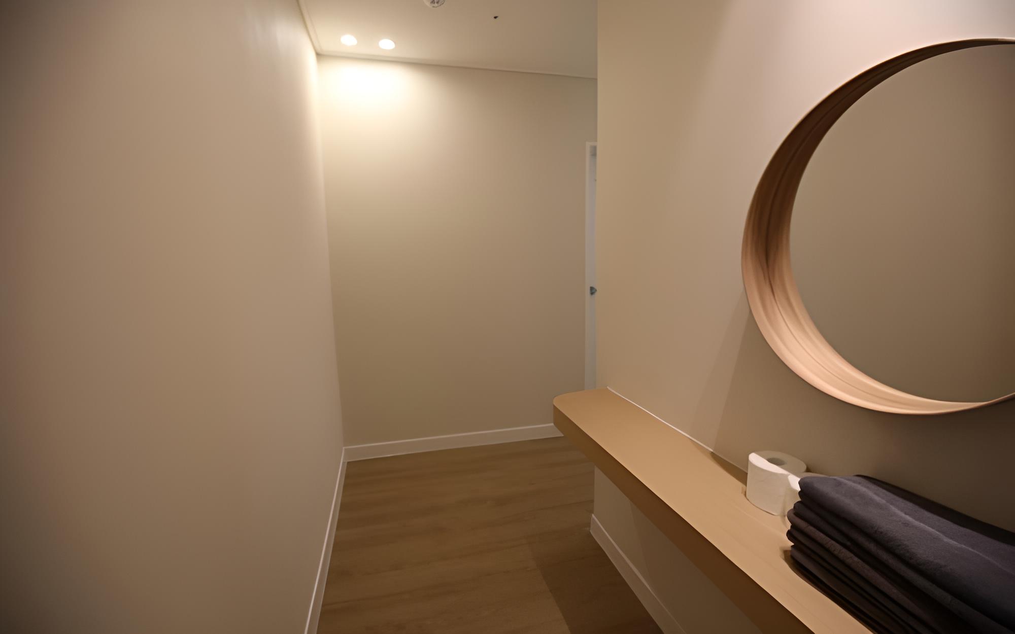 Room (Room 501)