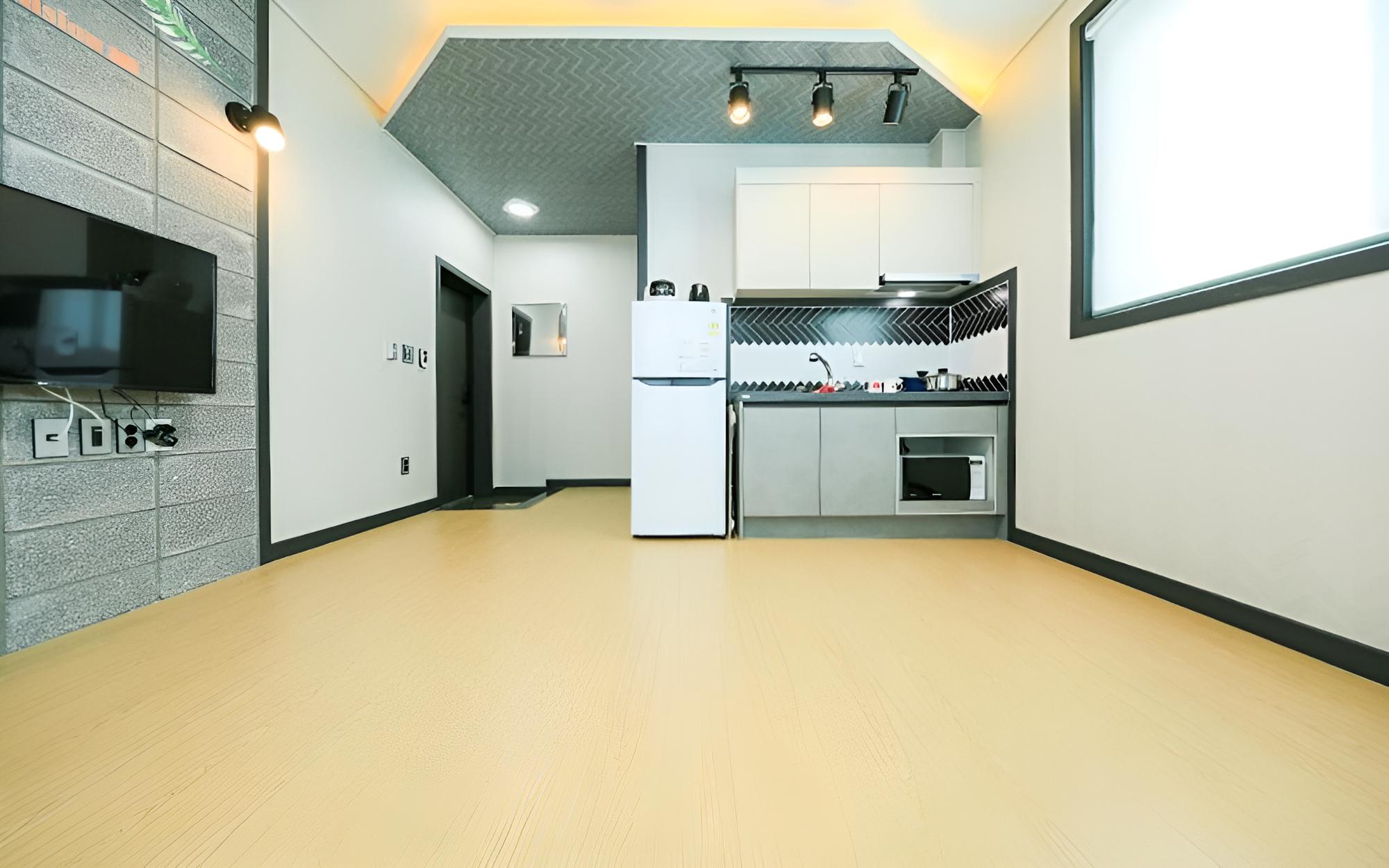 Room (Room 203) - Photo 1