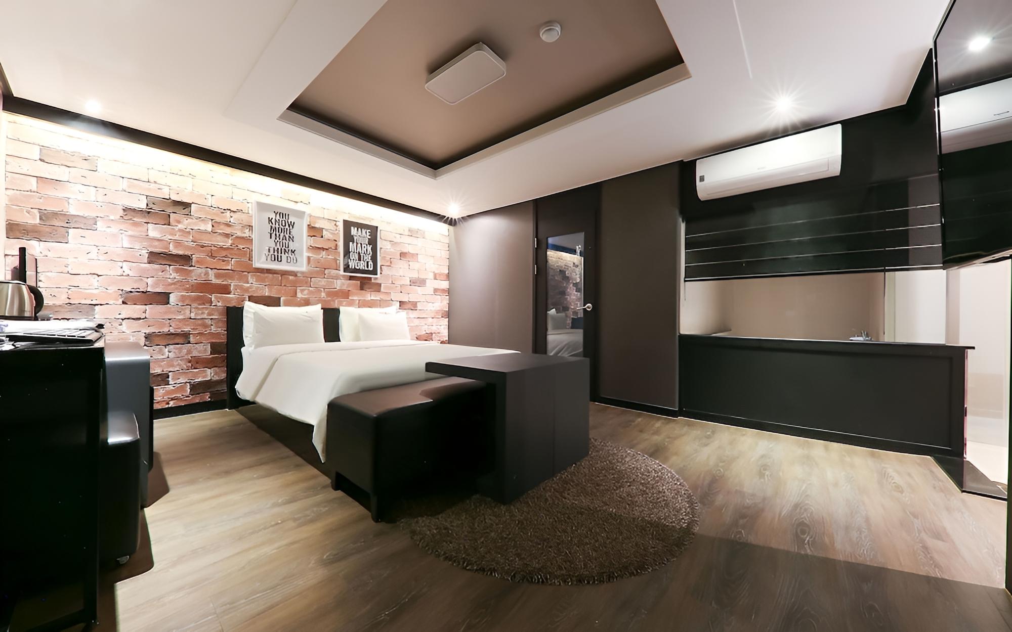 Room (Song Party Room (Wave Netflix Disney+)