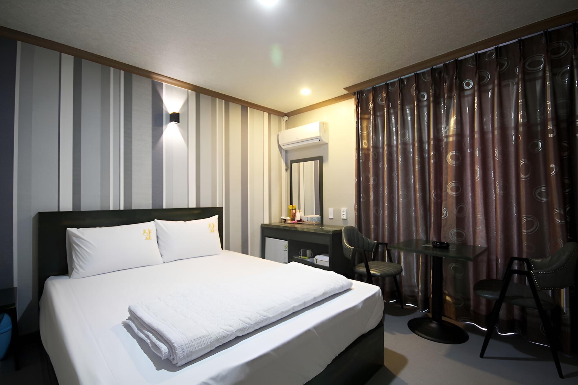 Room (Standard Room) - Photo 11