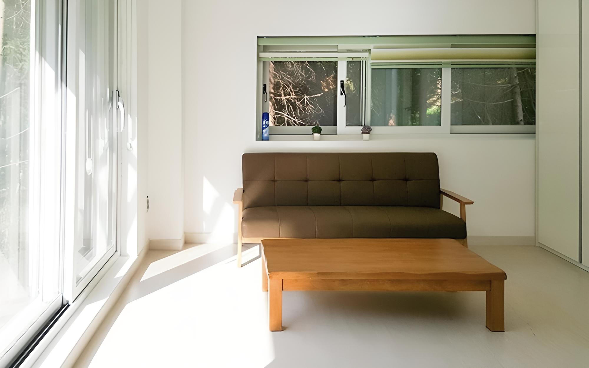 Room (Spruce Building Gold Flower Painting )