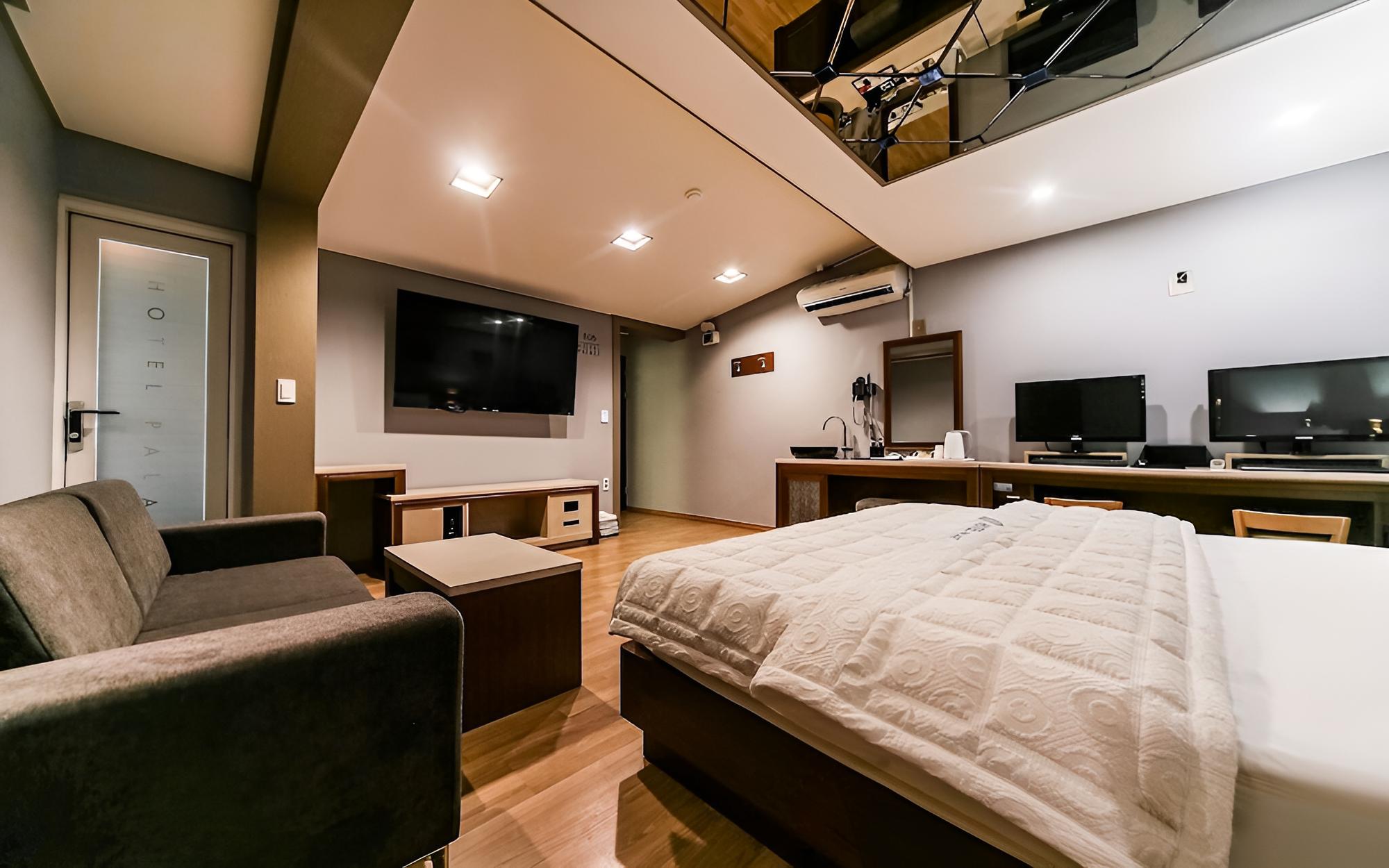Room (Suite) - Photo 9