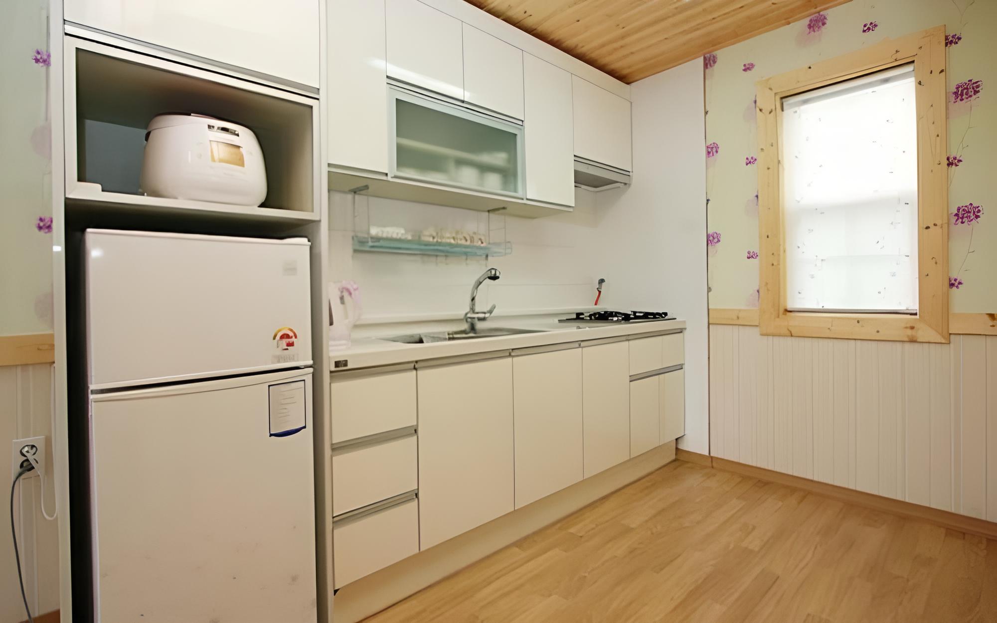 Room (Room 104) - Photo 7
