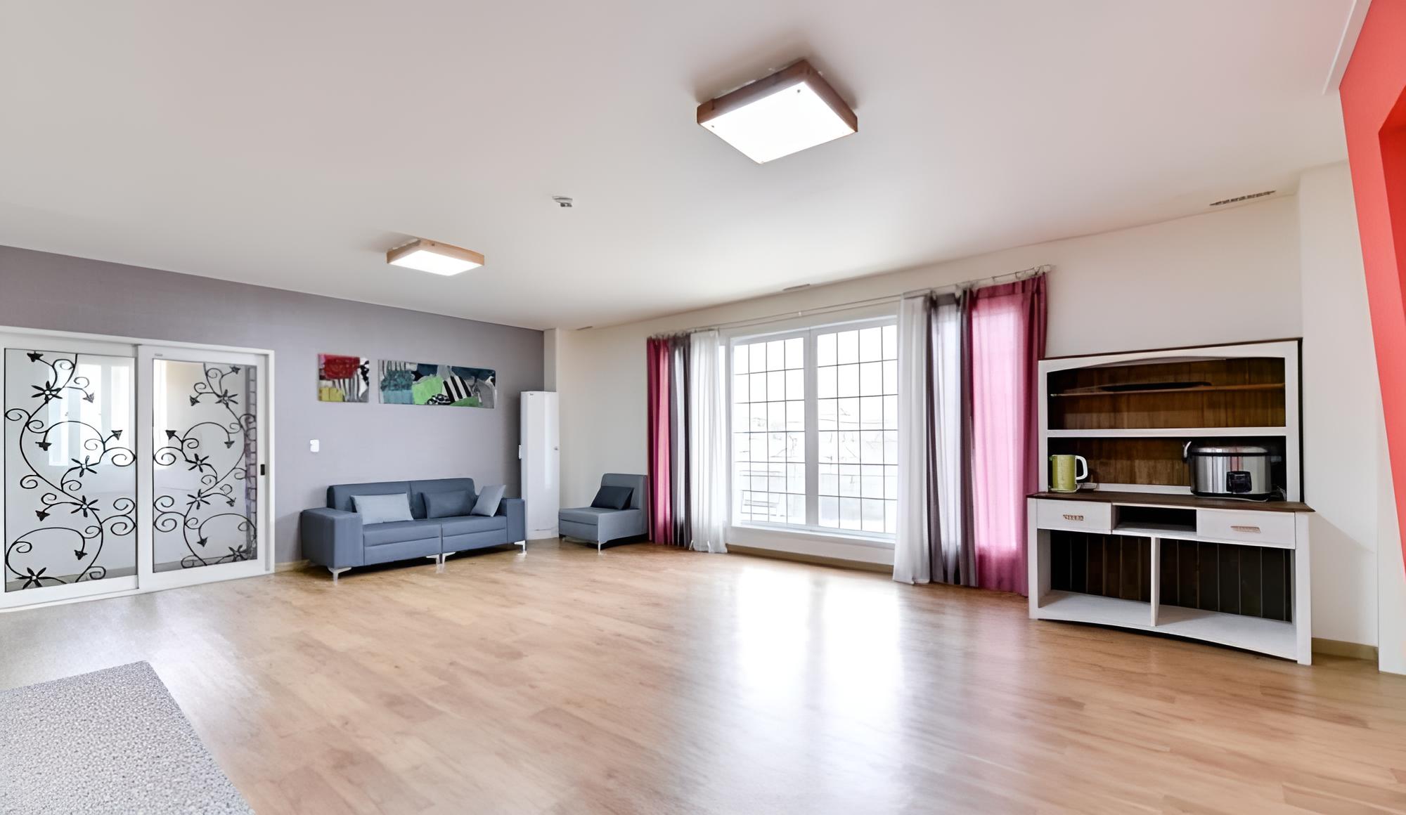 Room (Oak tree (Unshared House))