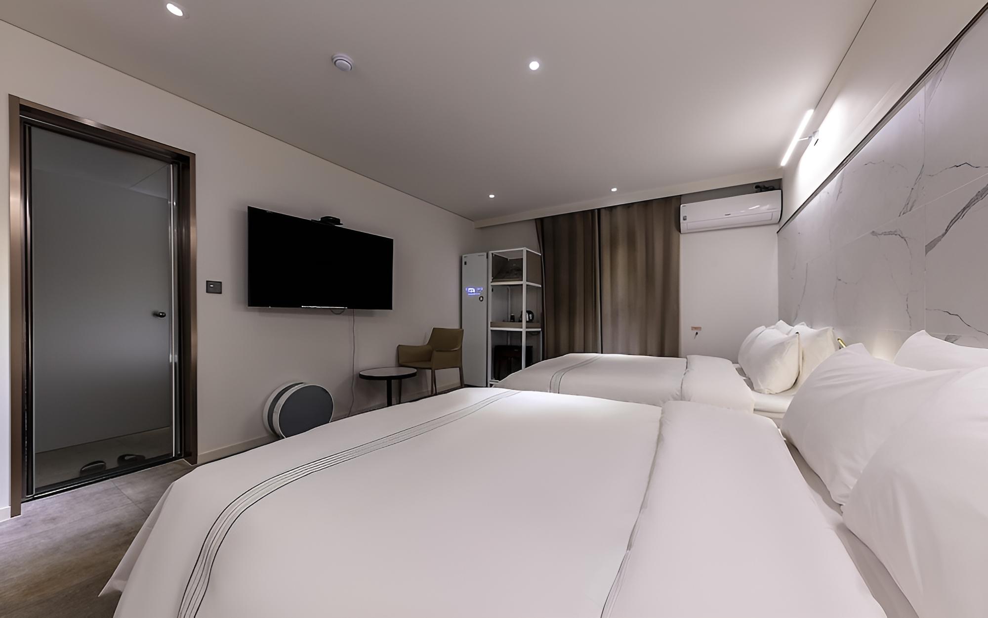 Room (Simmons Premium Twin (King + King Net) - Photo 3