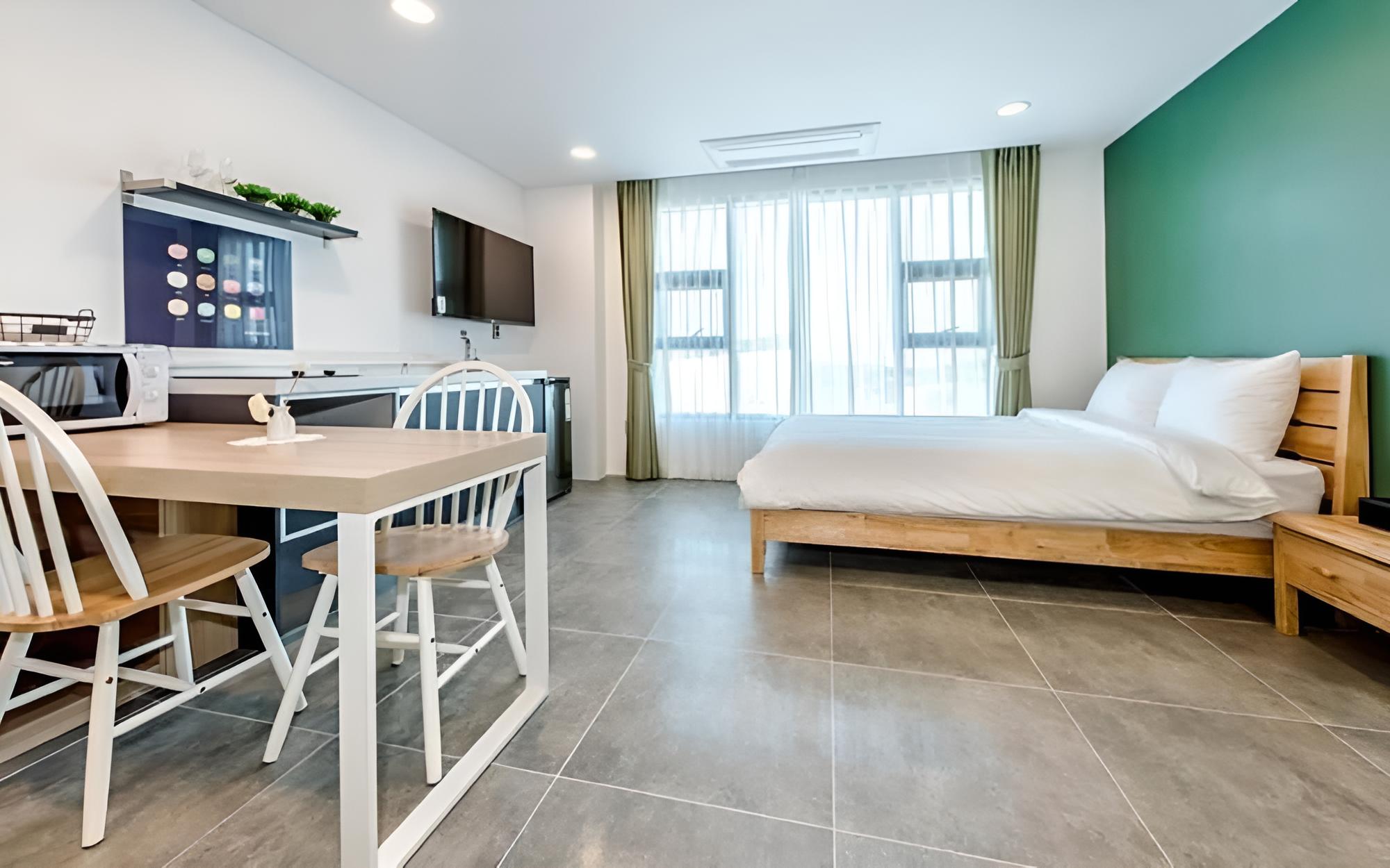 Room (Deluxe B (normal wet tub hotel-style )