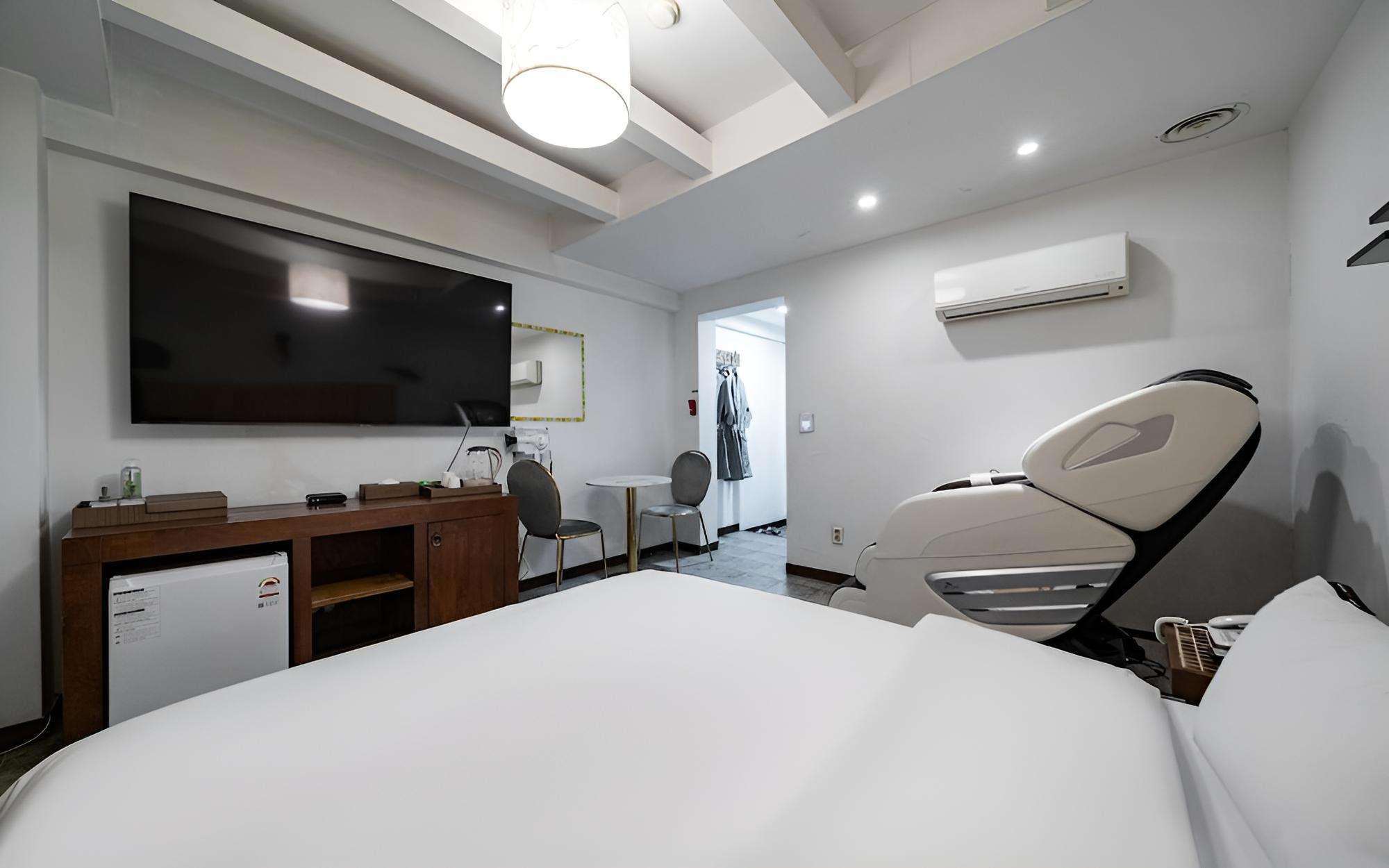 Room (Best Room (Massage Chair TV Netflix H) photo 1
