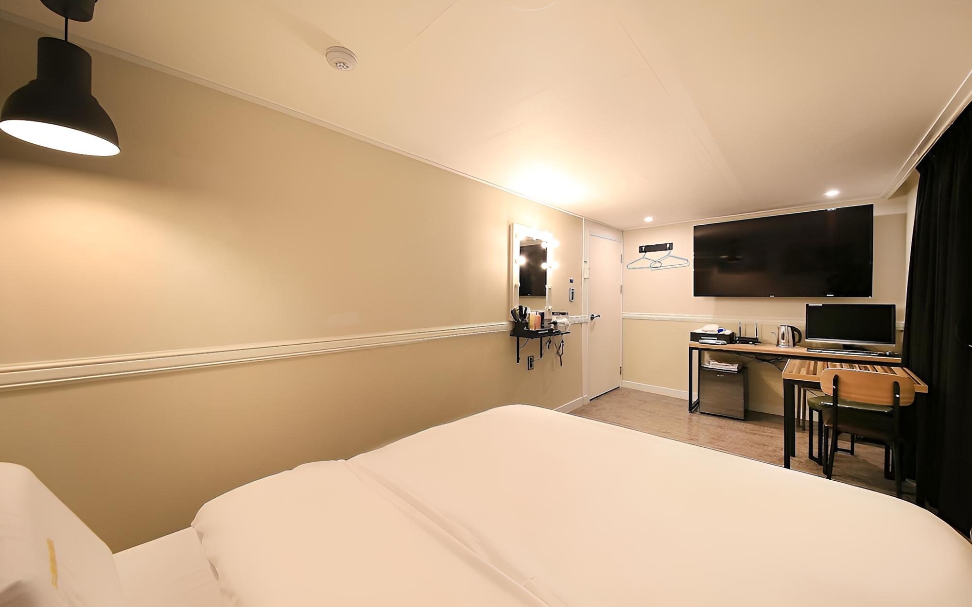 Room (Premium (available for watching Netfl) photo 2