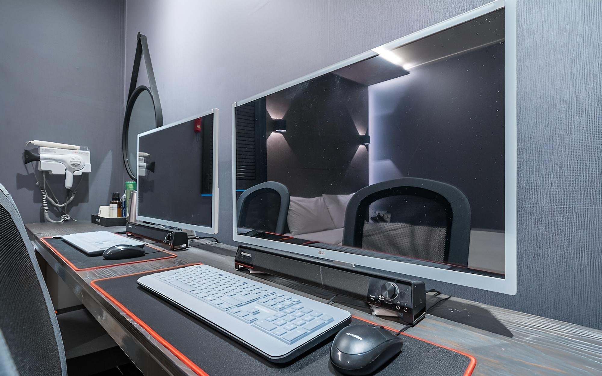 Room (Gaming Couple PC Room (OTT))