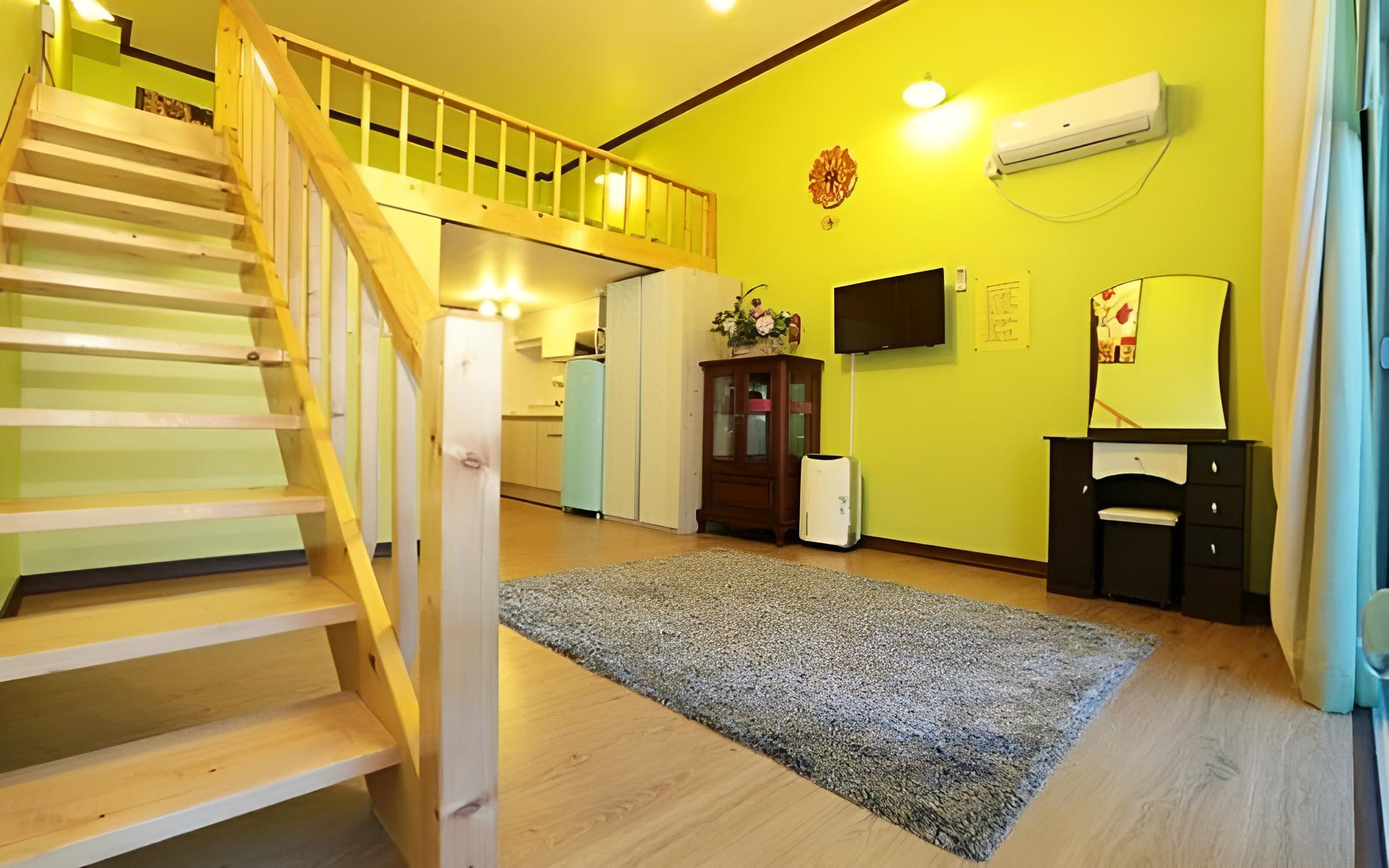 Room (No 202 )