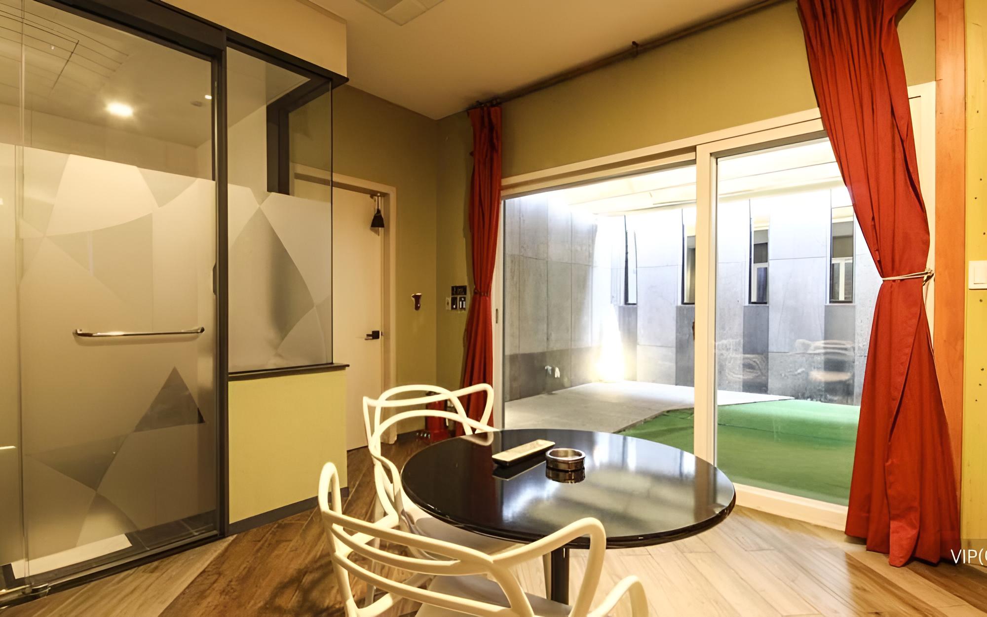 Room (VIP Room 305 (styler equipped + outdo)