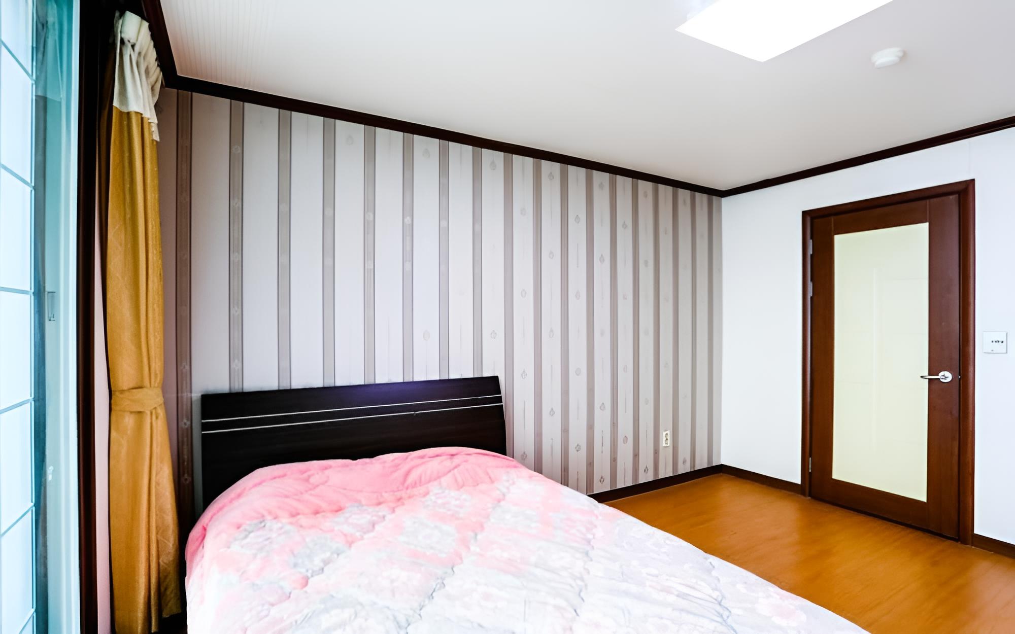 Room (No 303 (bed))