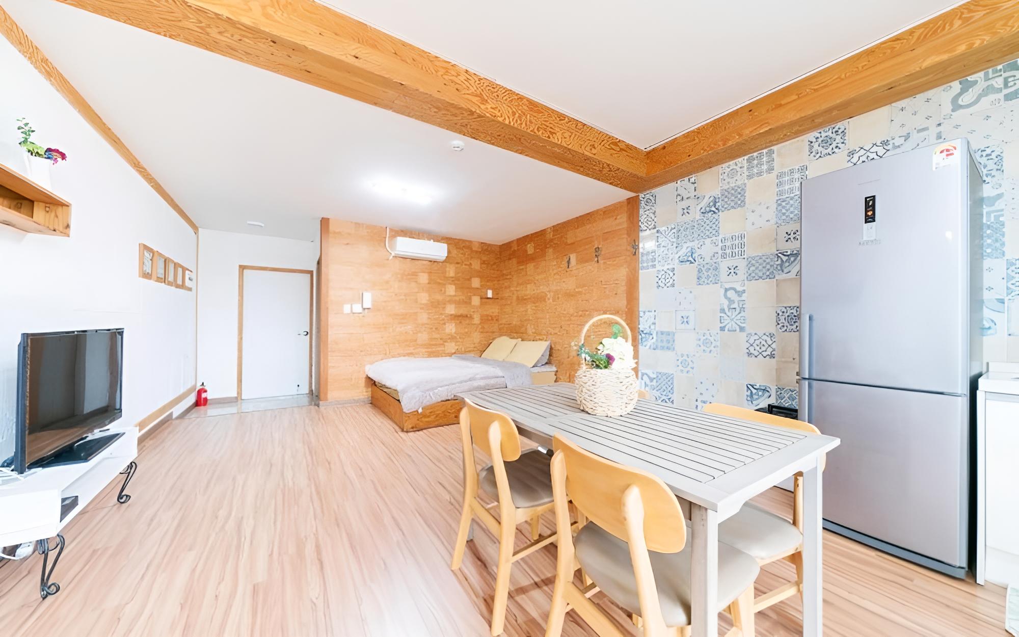 Room (Dining Room 101) - Photo 4