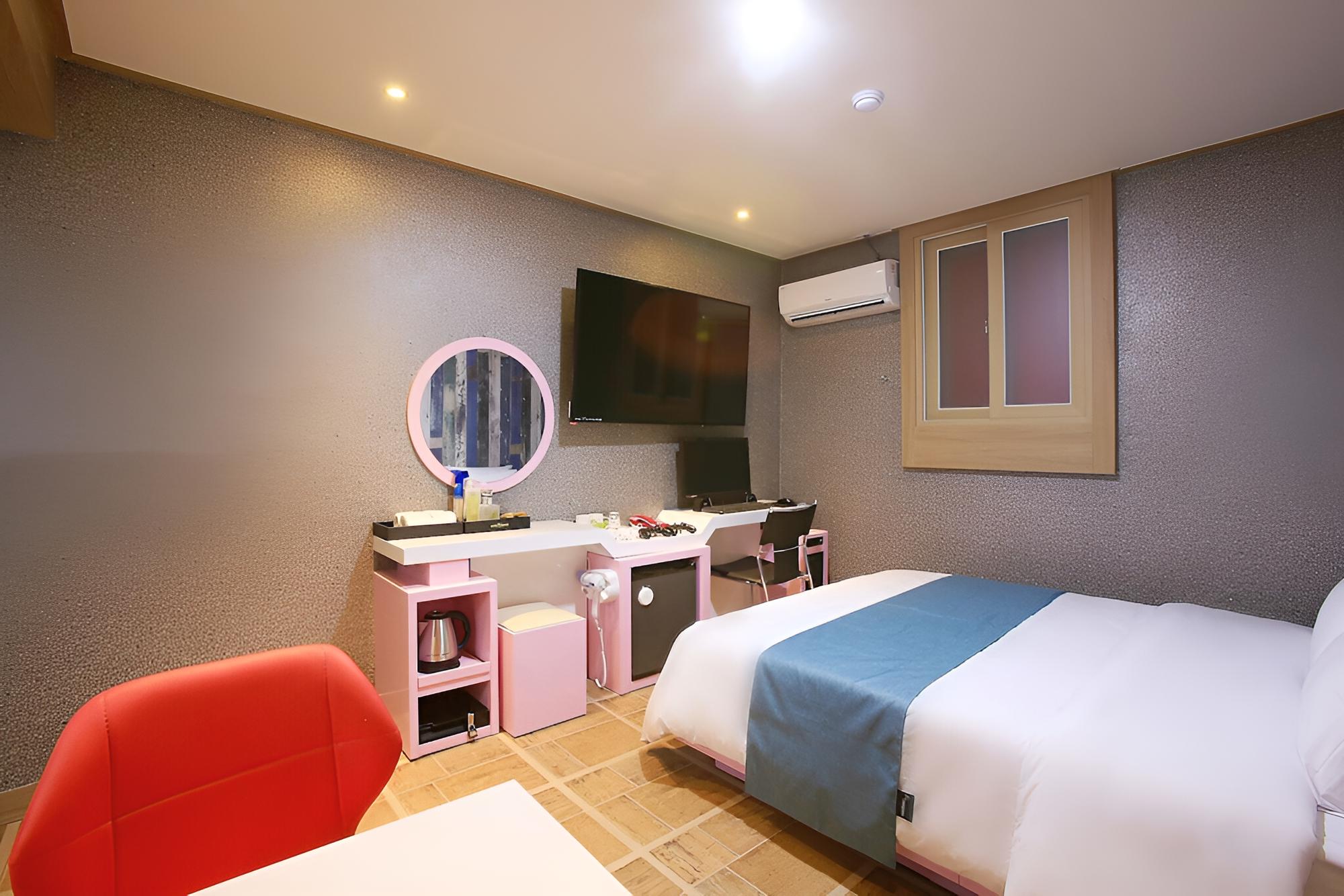 Room (Game Room (View Netflix))
