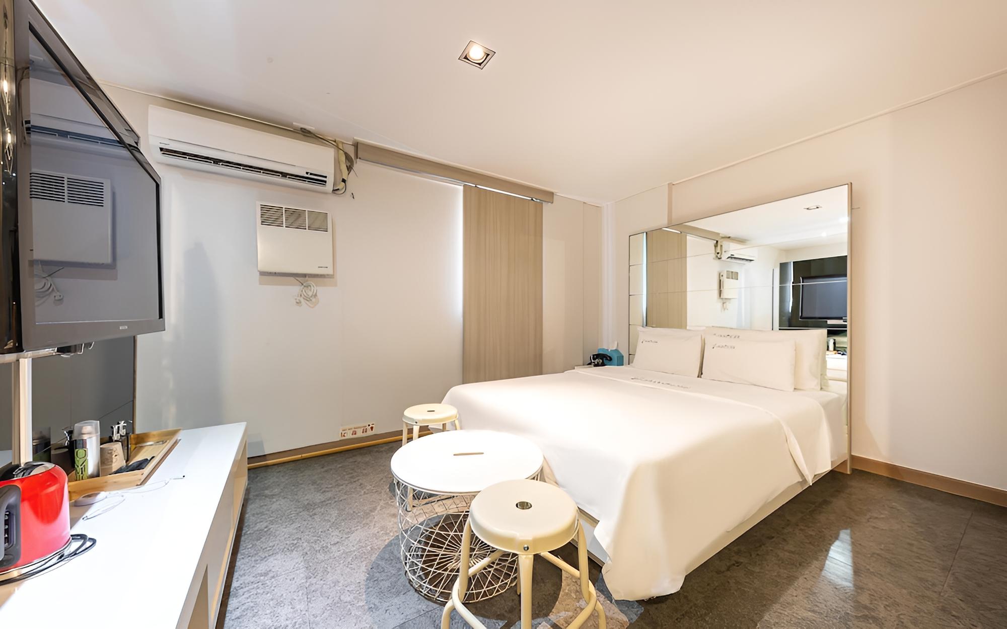 Room (Suite (One Bed Netflix available))