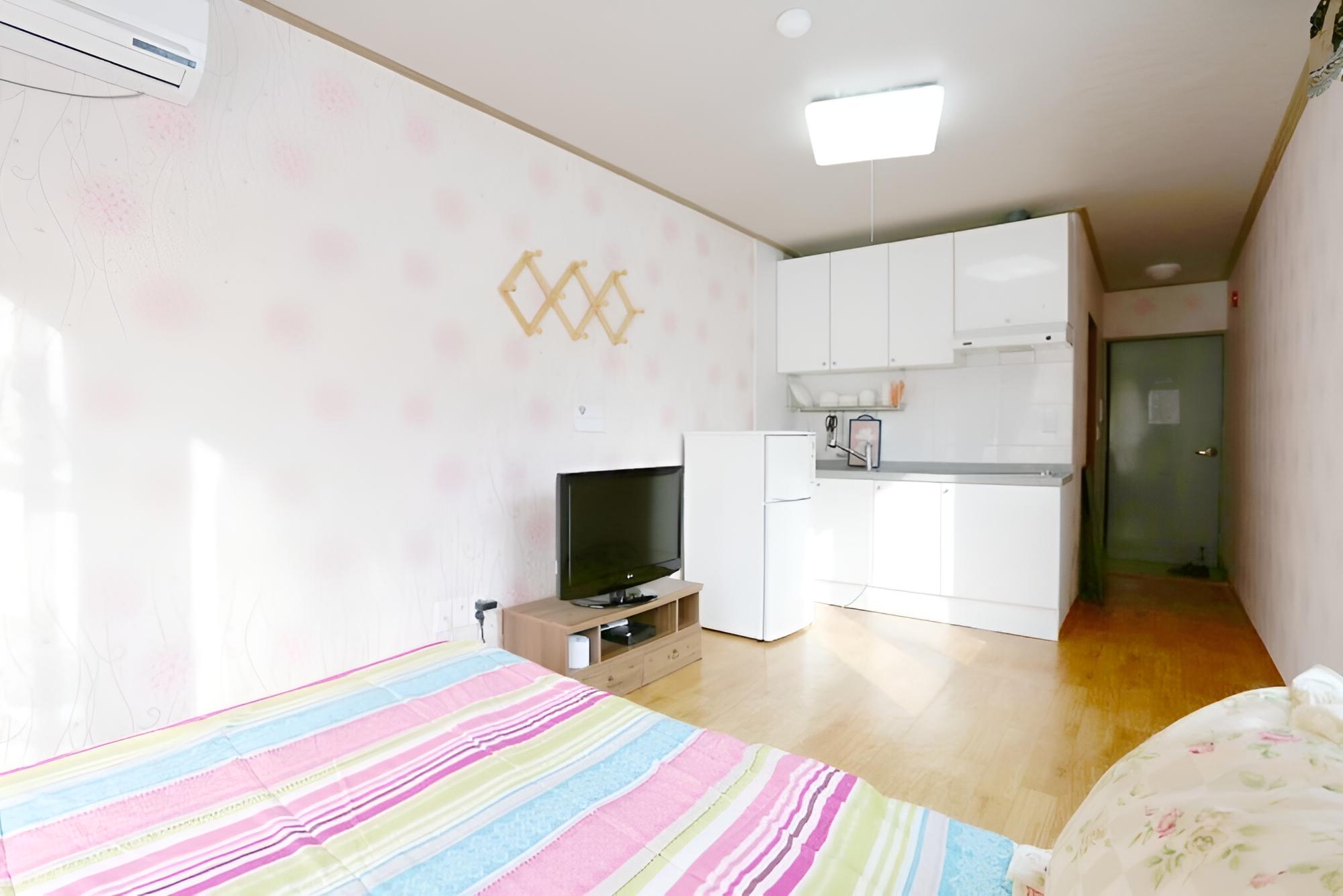 Room (Cherry 1)