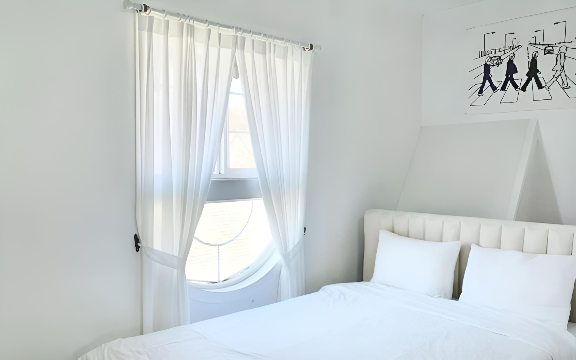 Room (cherry blossom)
