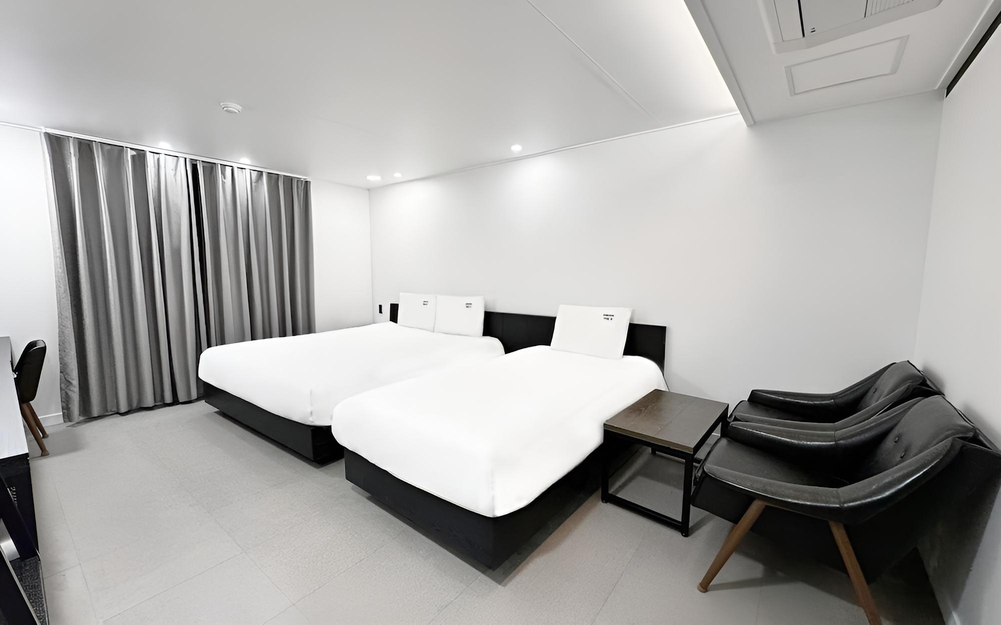 Room (Premium Twin (for 2 people Netflix av) - Photo 3