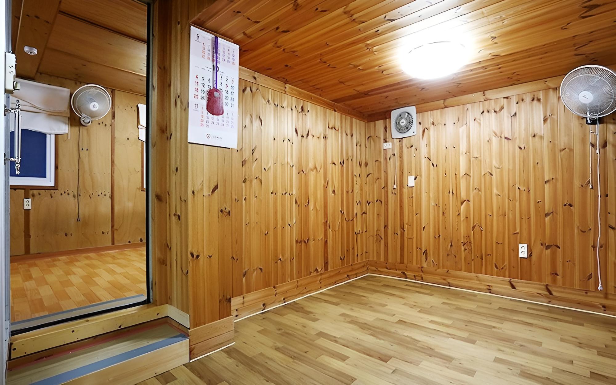 Room (Room 8)