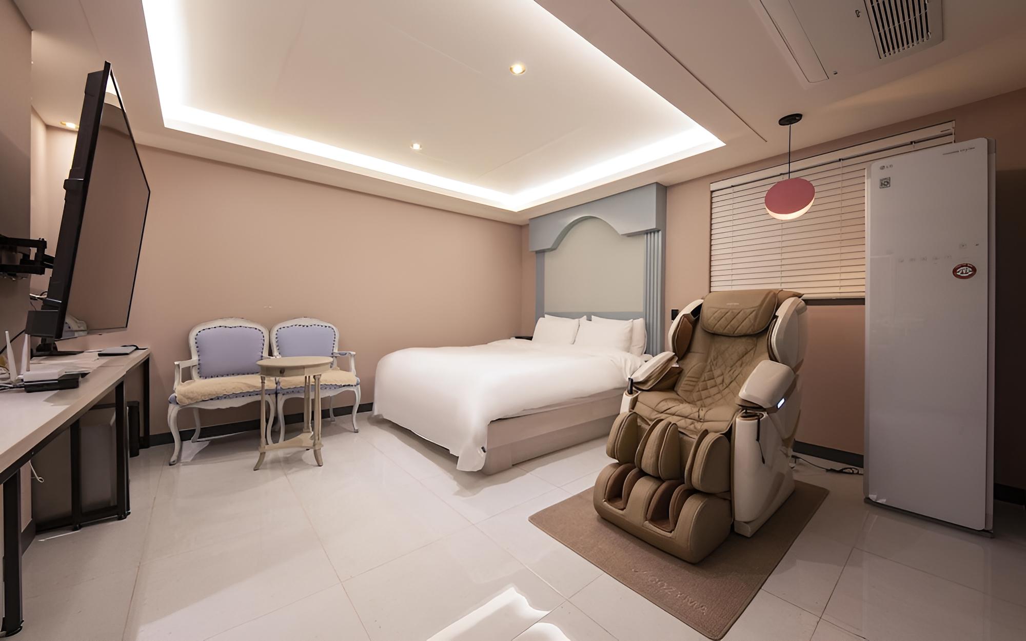 Room (Premium VIP massage chair (with style)