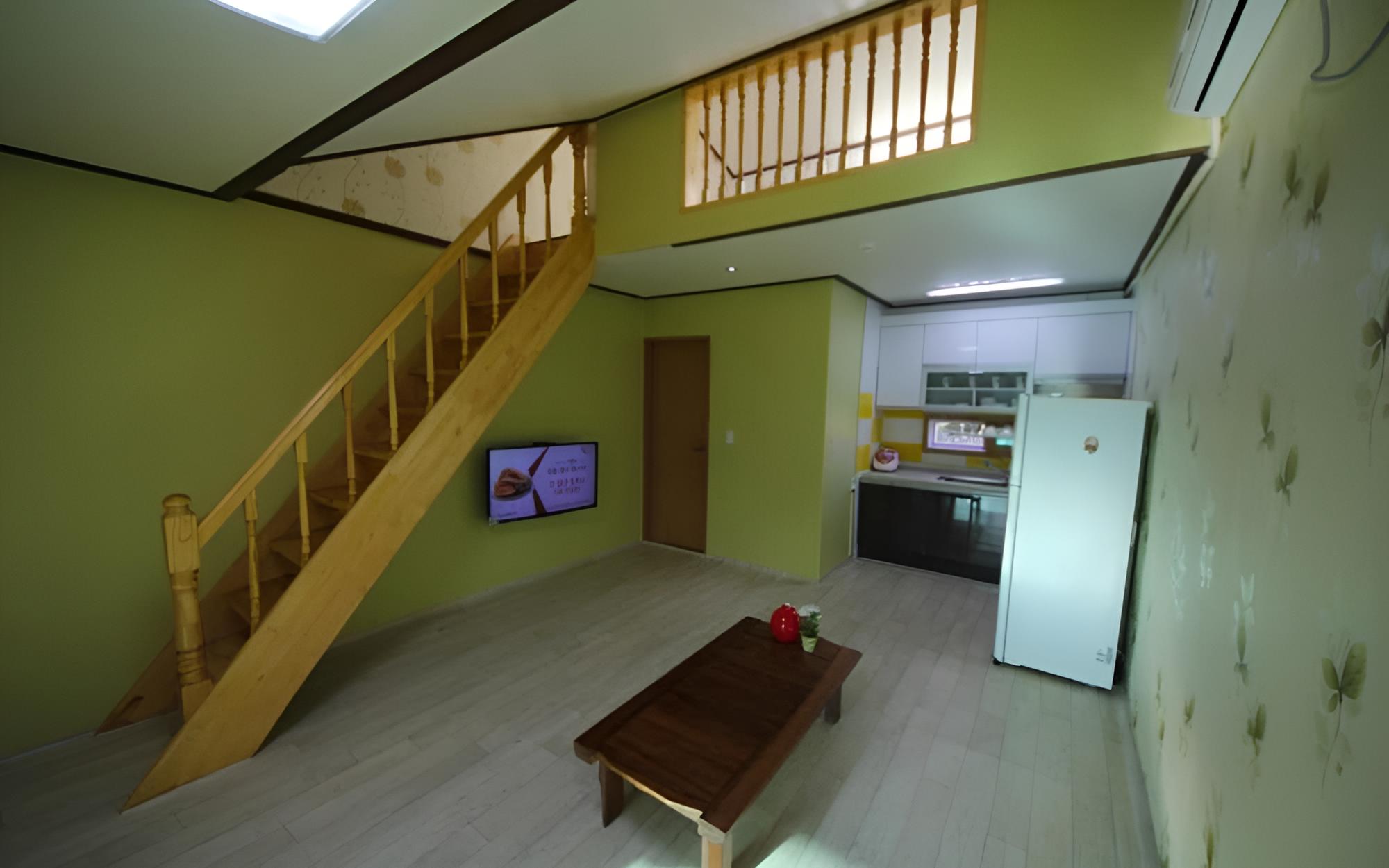 Room (Summer)