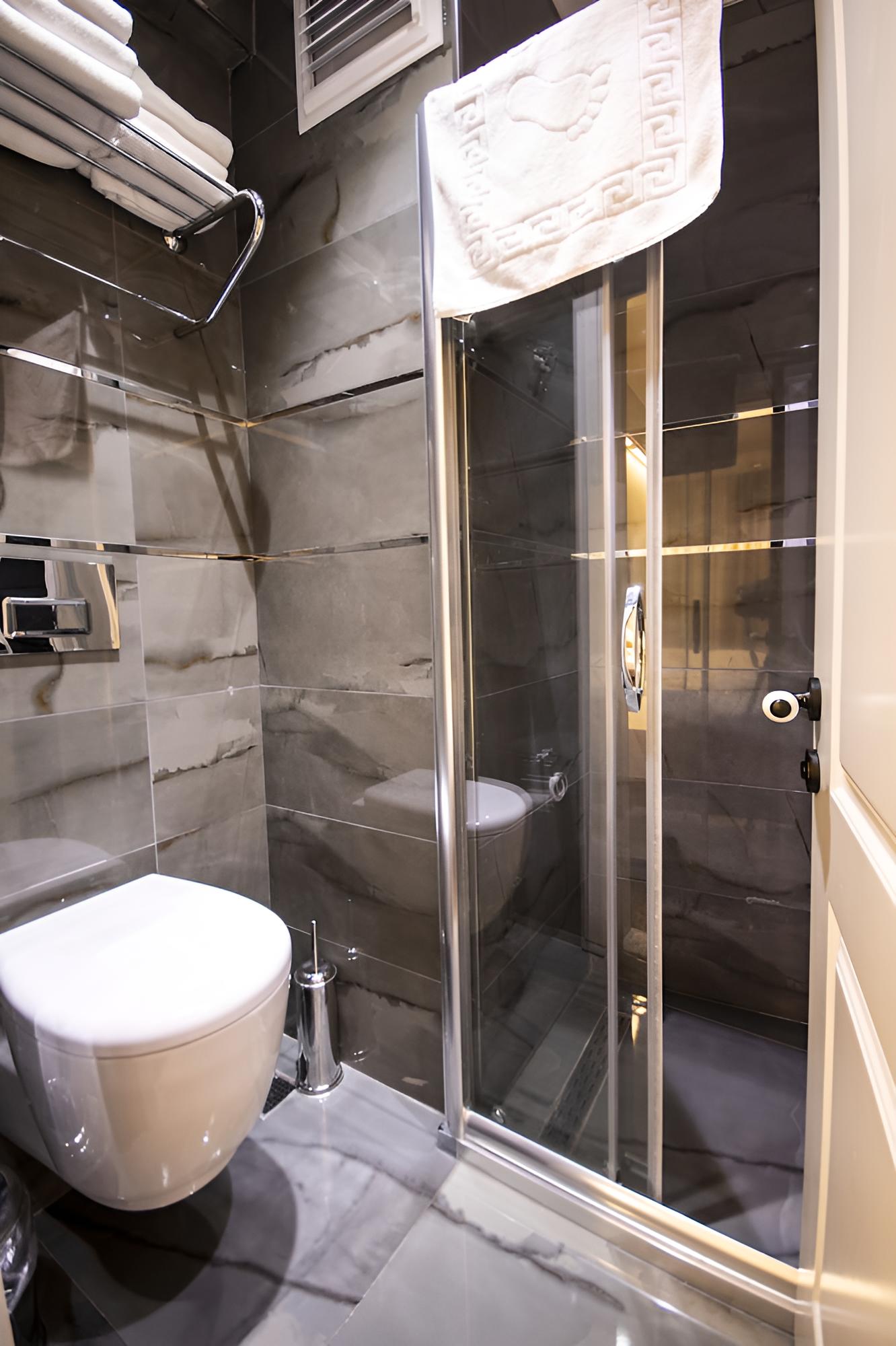 Economy Triple Room photo 2
