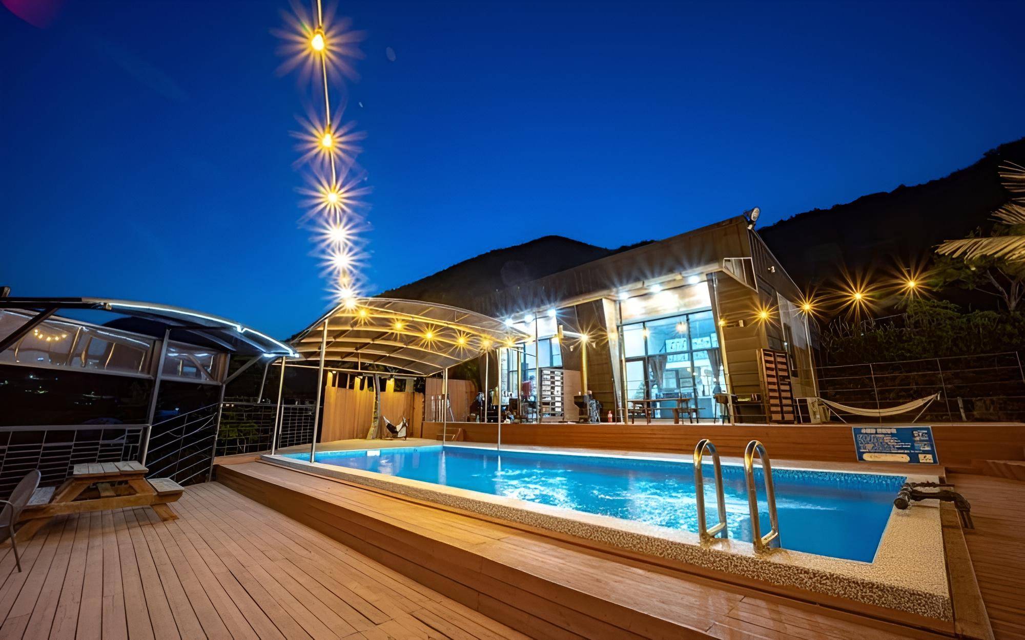 Room (Recomb B (duplex in front of the pool)