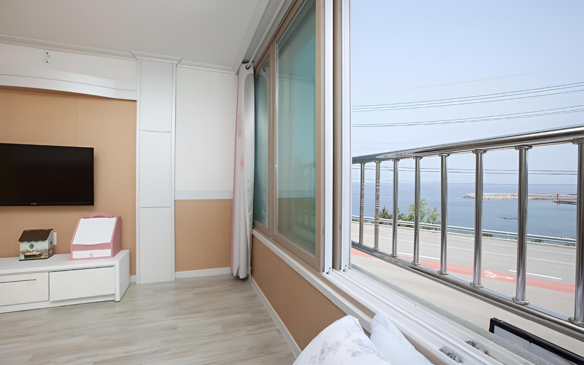 Room (Sicily Room 201 (Ocean View Ondol Roo)