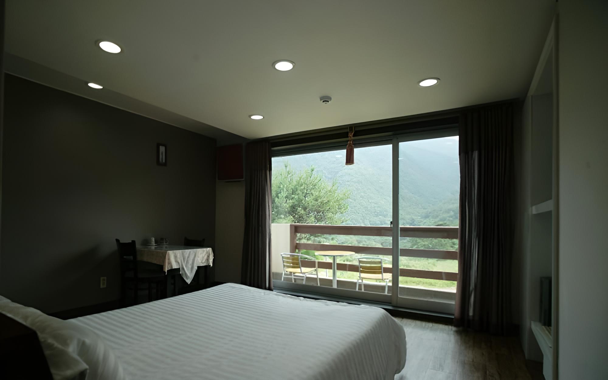 Room (Gemini) - Photo 2