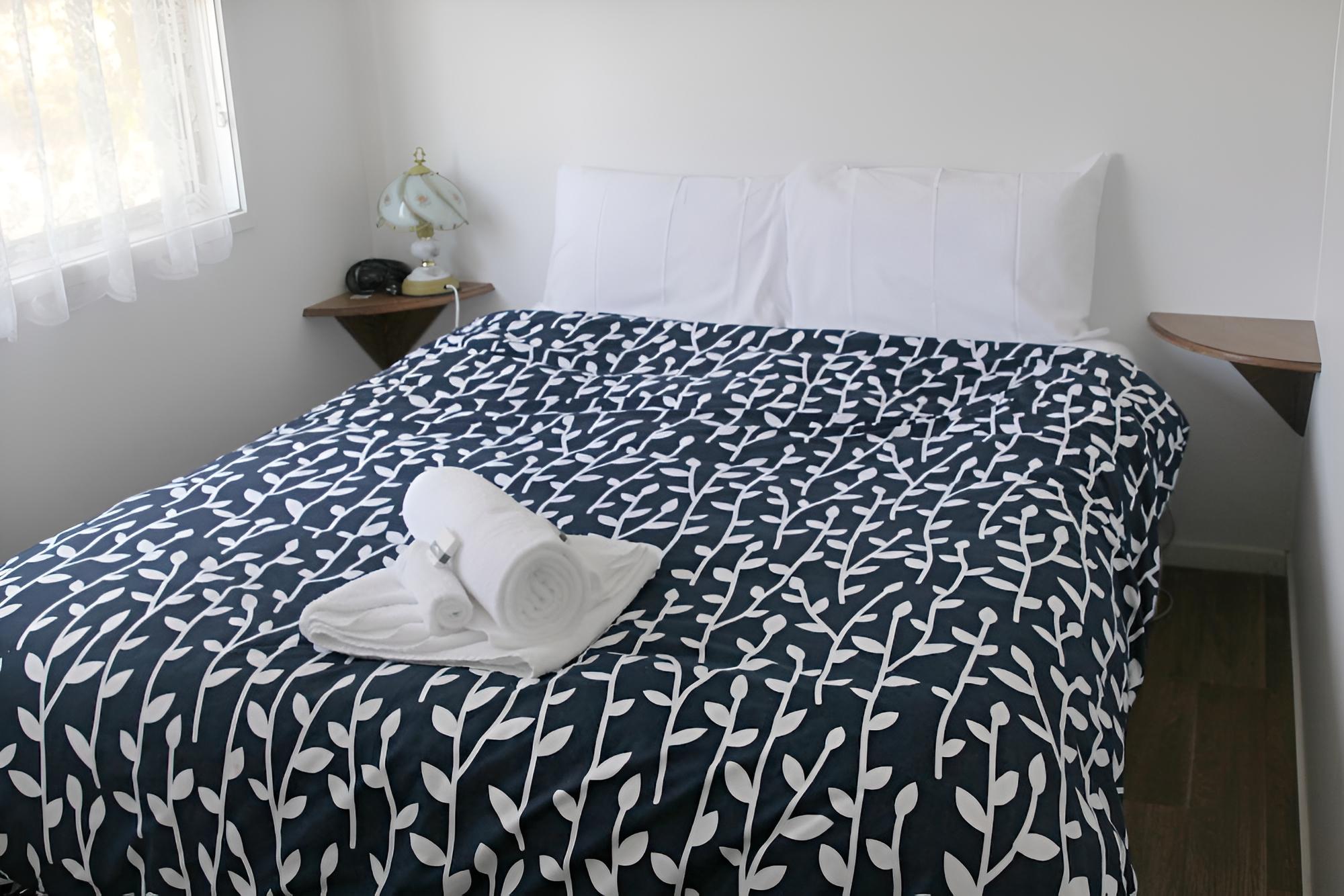 2 bedroom deluxe (1 queen , set of single bunks and a single bed) photo 1