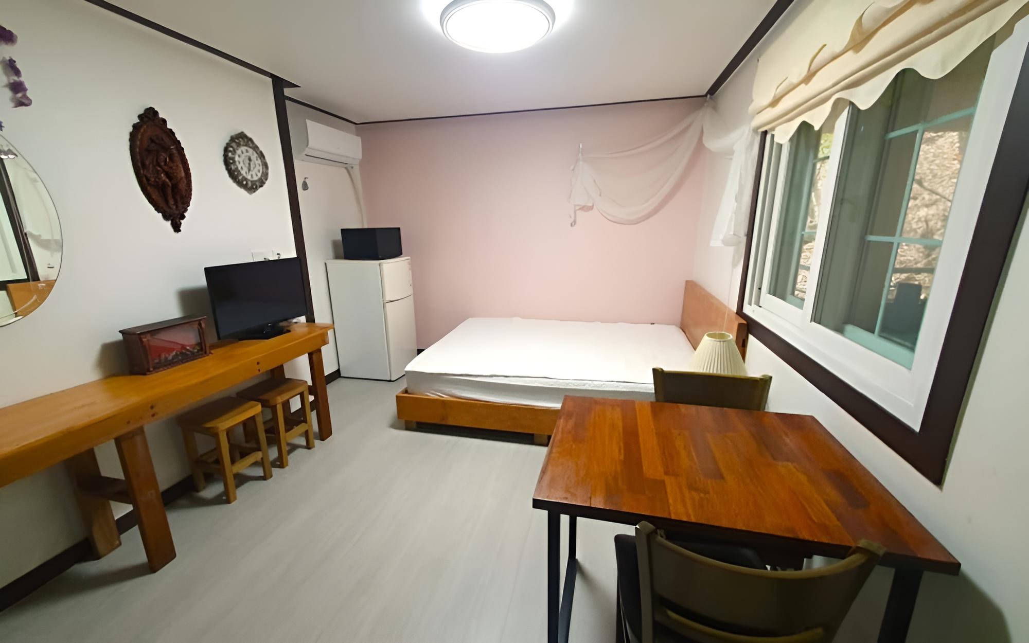Room (Couple Room (Unshared House))