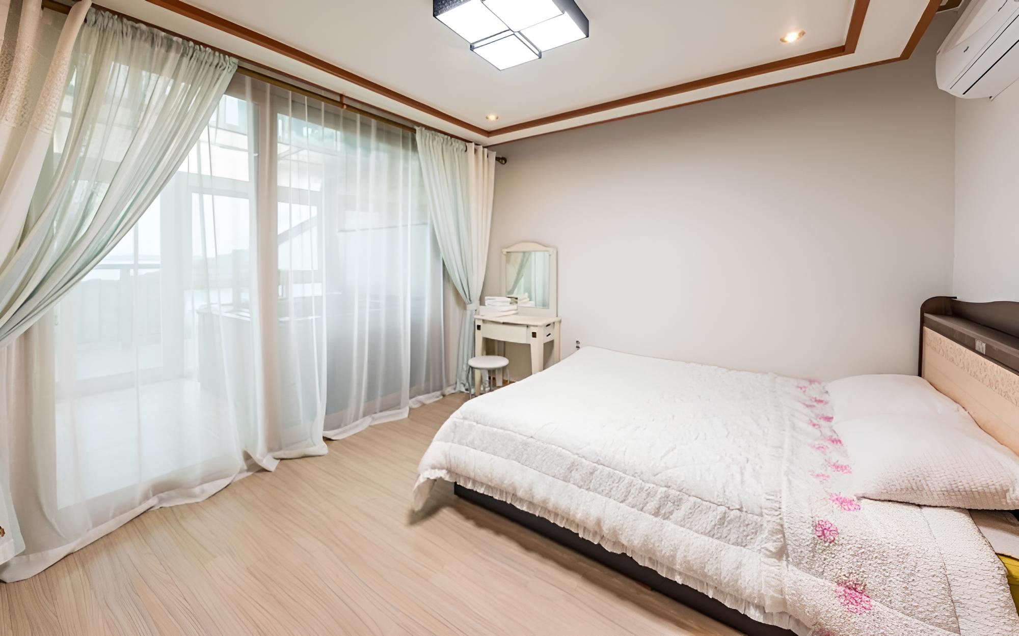 Room (Sophia)