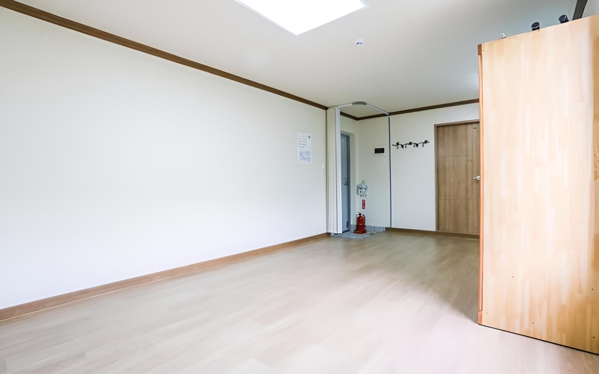 Room (Suribong Peak (No 102))