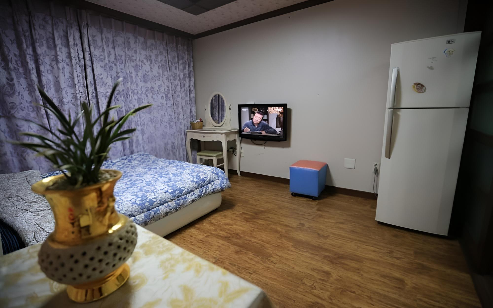Room (Moonlight Ocean (No 207))
