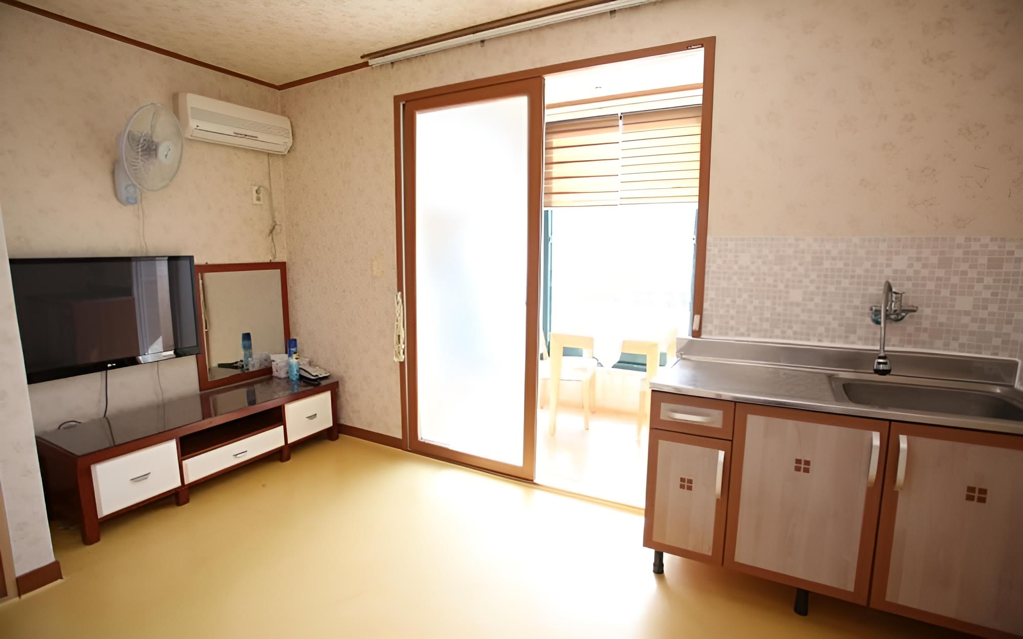 Room (Daisy Ondol 2)