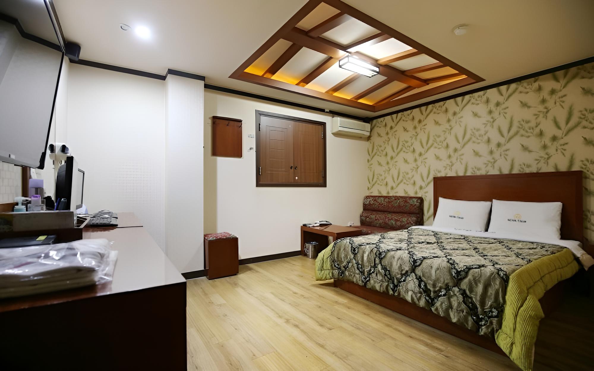 Room (Standard Room) - Photo 8