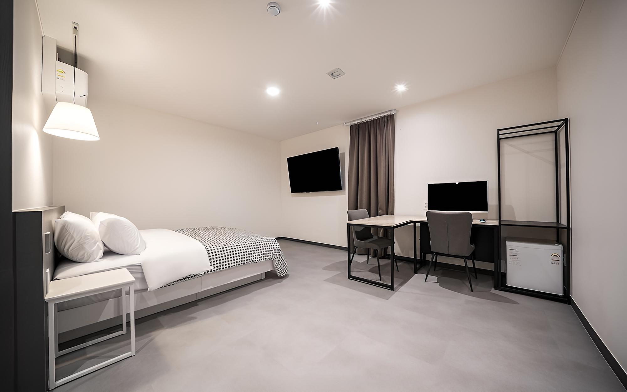 Room (Deluxe A (65" TV 1 high-end PC single) photo 2