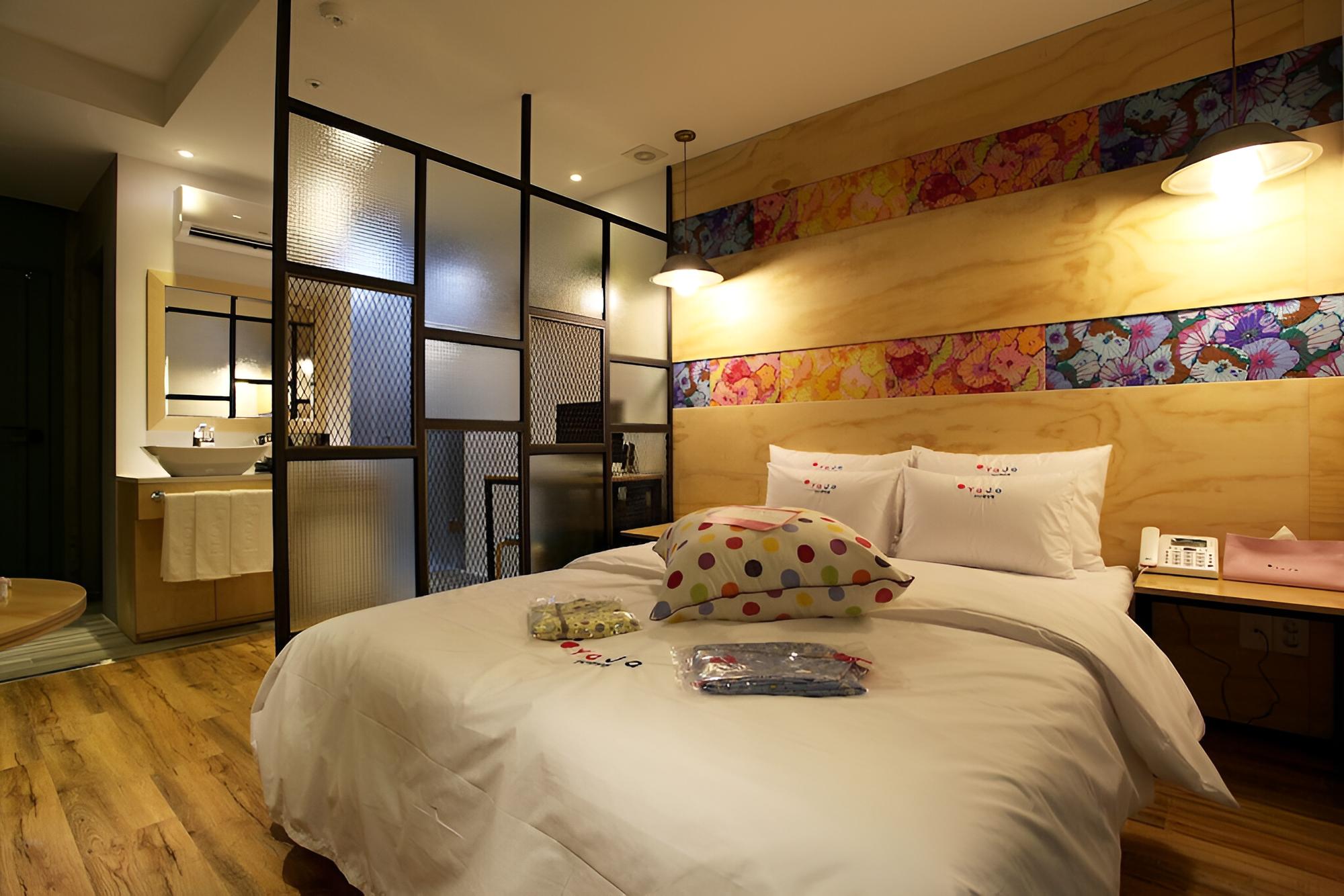 Room (Premium M (Netflix available 1 person)